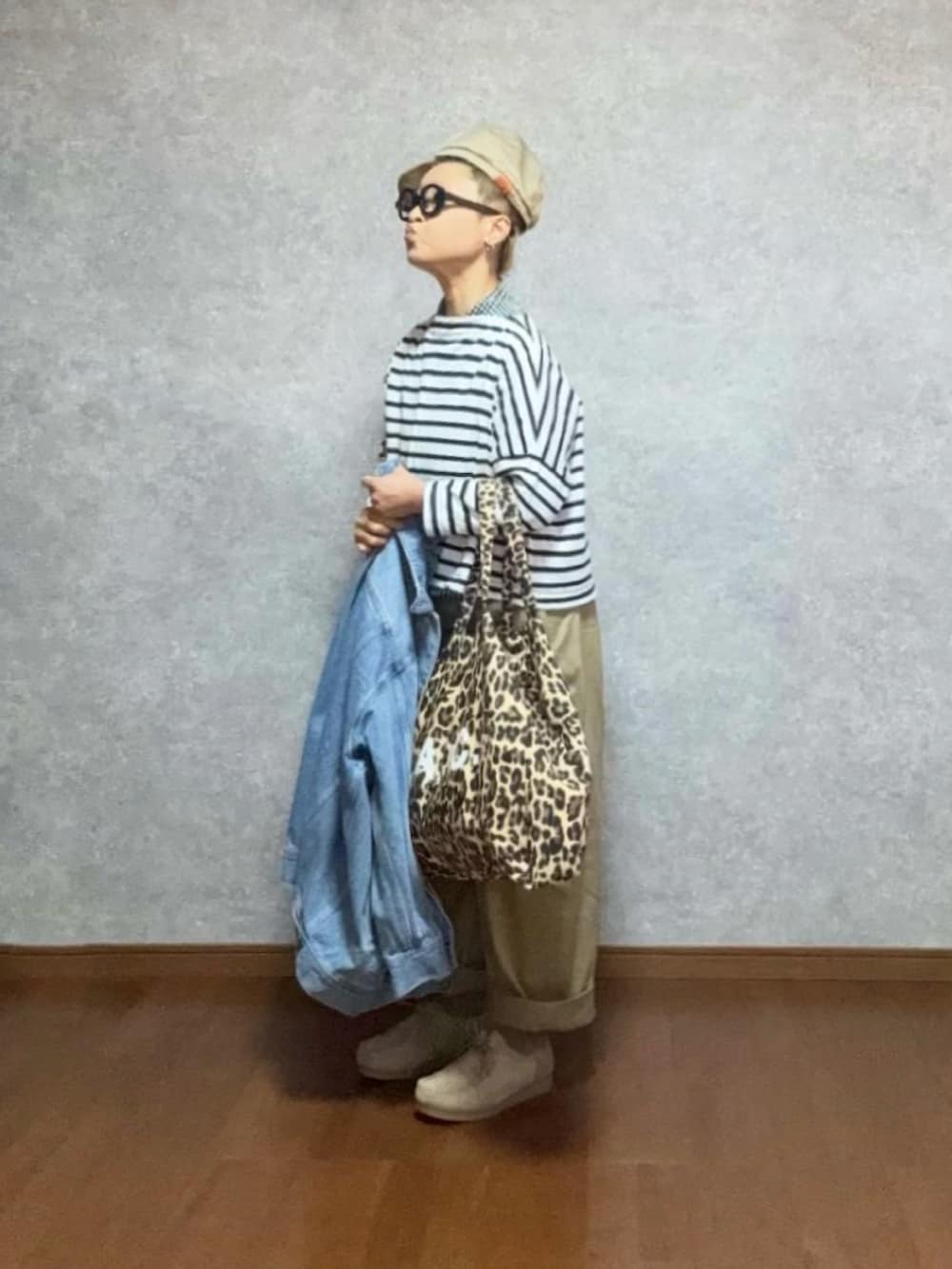 ベージュ系のシューズ、その他のバッグ、ベージュ系のパンツを着用したレディースの春コーディネートの2枚目の写真