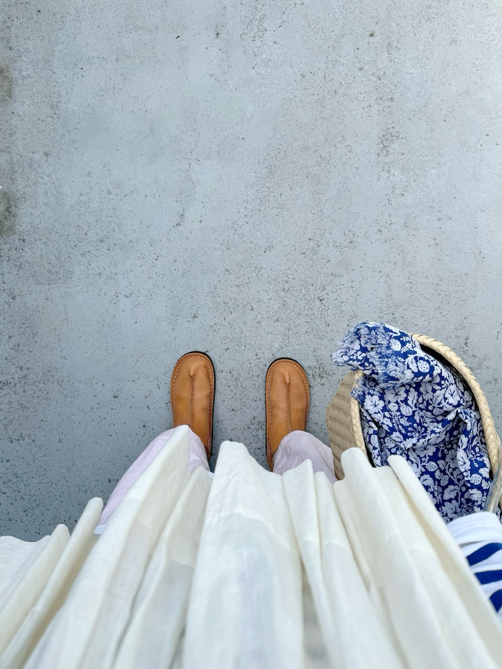 ベージュ系のシューズ、ピンク系のその他パンツ、ベージュ系のバッグを着用したレディースの春コーディネートの3枚目の写真