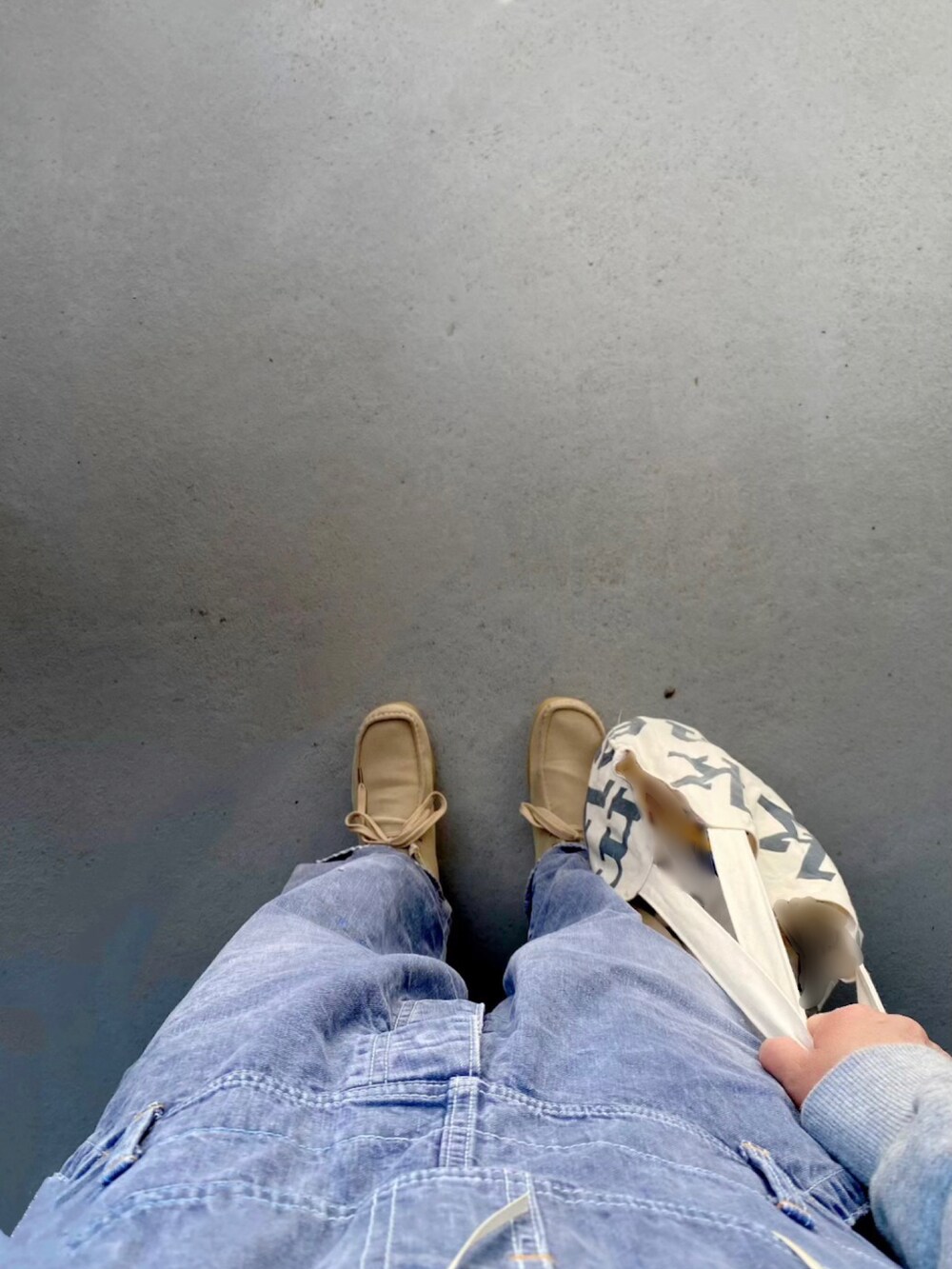 ベージュ系のシューズ、ブルー系のオールインワン・サロペット、グレー系のトップスを着用したレディースの春コーディネートの3枚目の写真