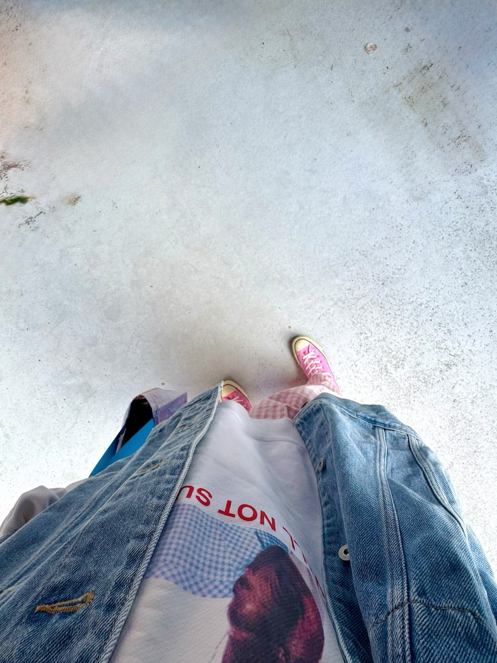 ピンク系のスニーカー、ピンク系のパンツ、ブルー系のデニムジャケットを着用したレディースの春コーディネートの2枚目の写真