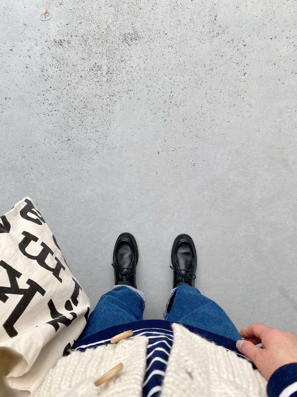 ブラック系のモカシン/デッキシューズ、ブルー系のパンツ、ブルー系のトップスを着用したレディースの冬コーディネートの2枚目の写真