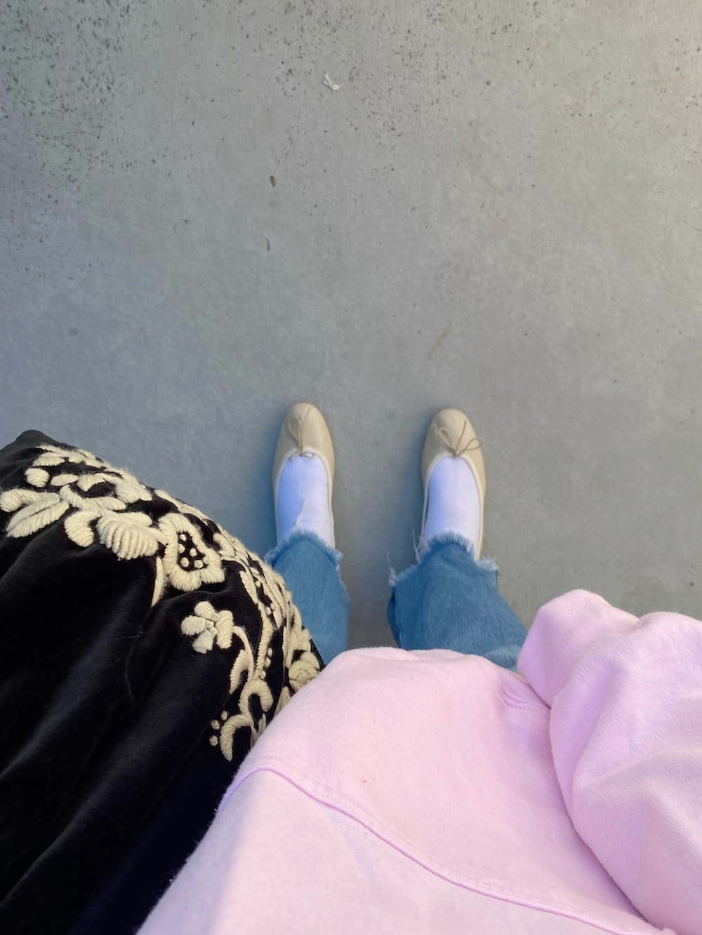 ホワイト系のバレエシューズ、ブルー系のパンツ、ブラック系のバッグを着用したレディースの秋コーディネートの3枚目の写真