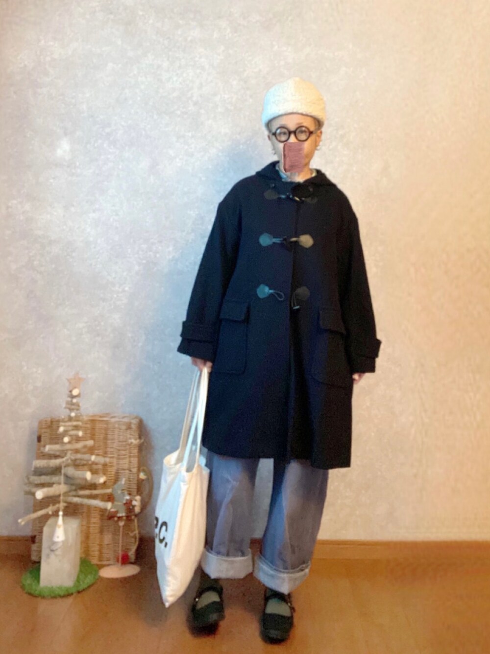 ブラック系のシューズ、ブルー系のオールインワン・サロペット、ホワイト系のバッグを着用したレディースの秋コーディネートの2枚目の写真