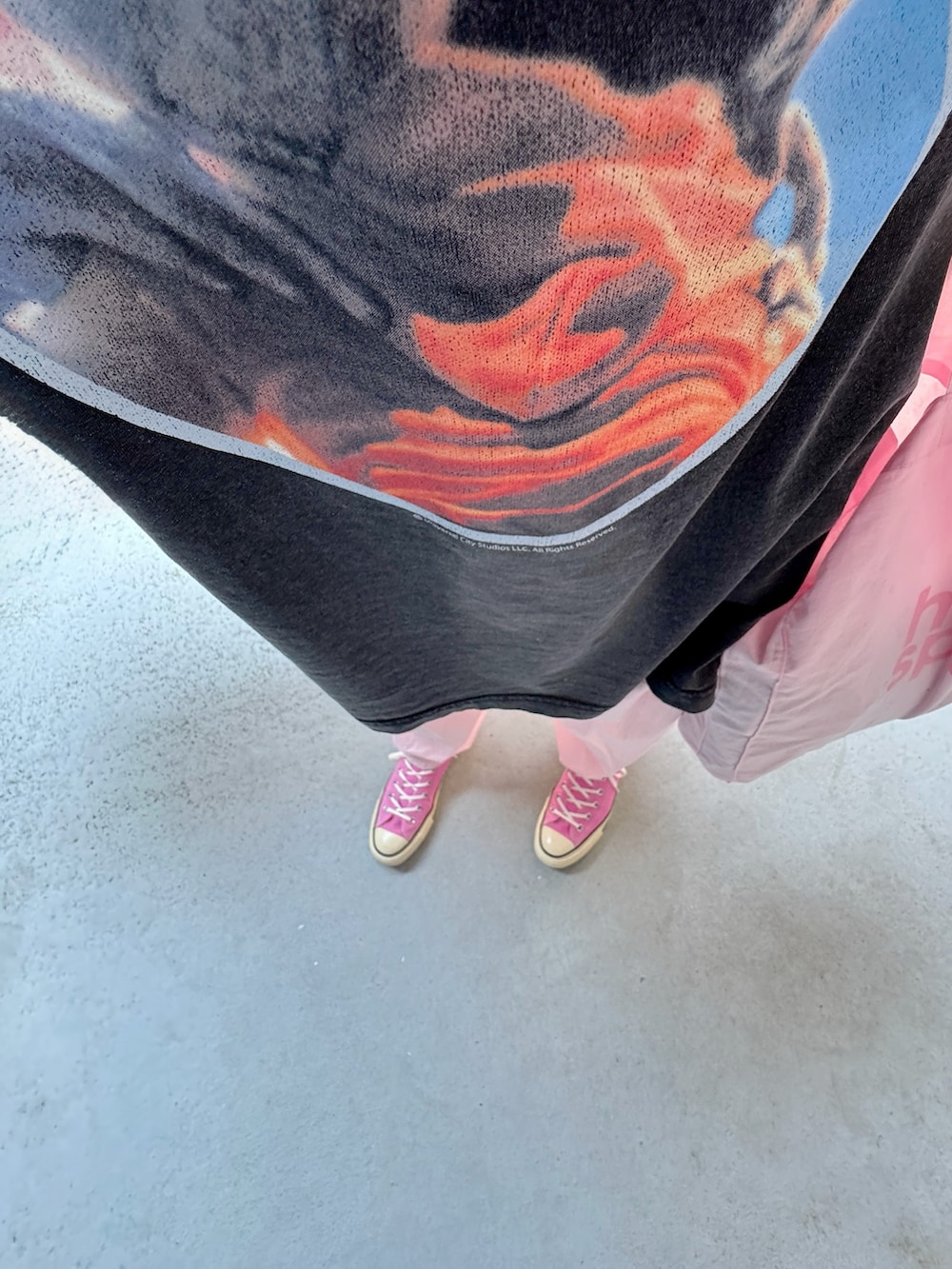 ピンク系のスニーカー、ピンク系のパンツ、ピンク系のバッグを着用したレディースの春コーディネートの2枚目の写真