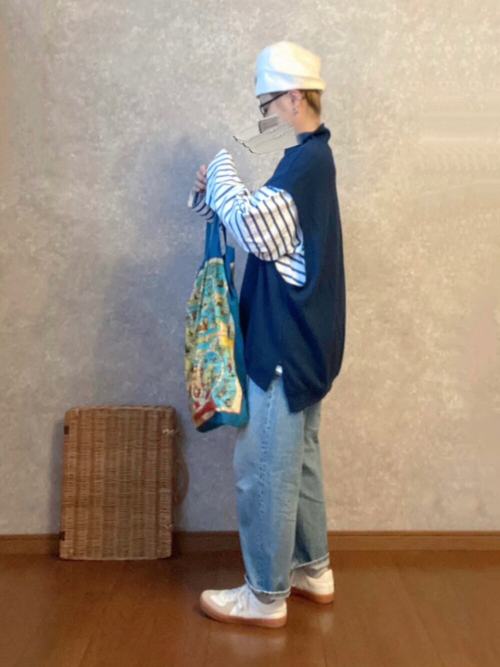 ホワイト系のスニーカー、ブルー系のパンツ、その他のバッグを着用したレディースの春コーディネートの2枚目の写真