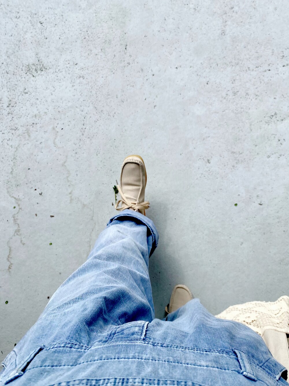 ベージュ系のシューズ、ベージュ系のバッグ、ブルー系のオールインワン・サロペットを着用したレディースの秋コーディネートの2枚目の写真