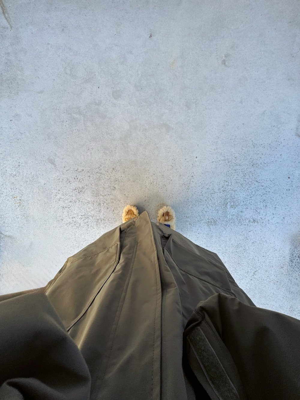 ベージュ系のシューズ、ブラック系のパンツ、グリーン系のジャケット/アウターを着用したレディースの冬コーディネートの3枚目の写真