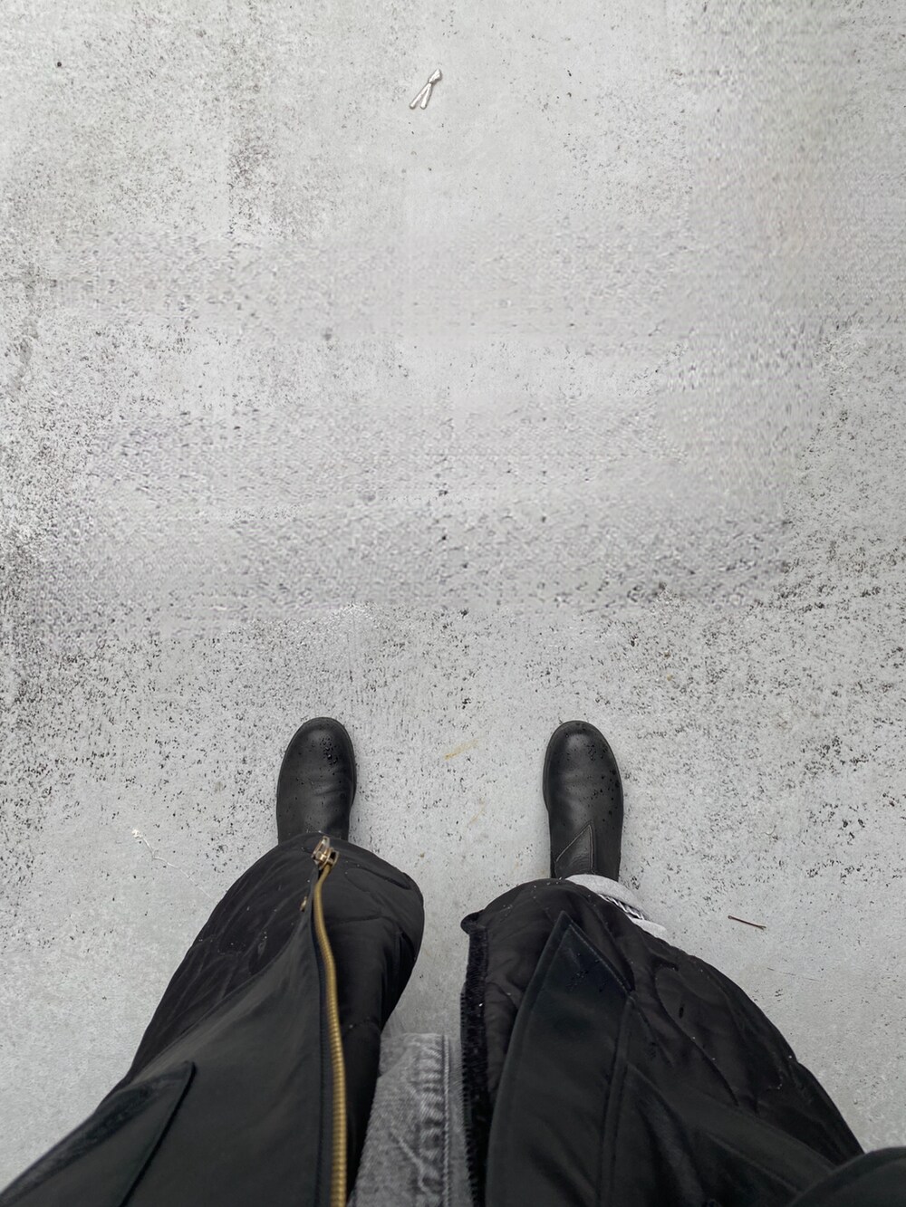 ブラック系のブーツ、グレー系のサロペット/オーバーオール、ブラック系のベストを着用したレディースの冬コーディネートの2枚目の写真