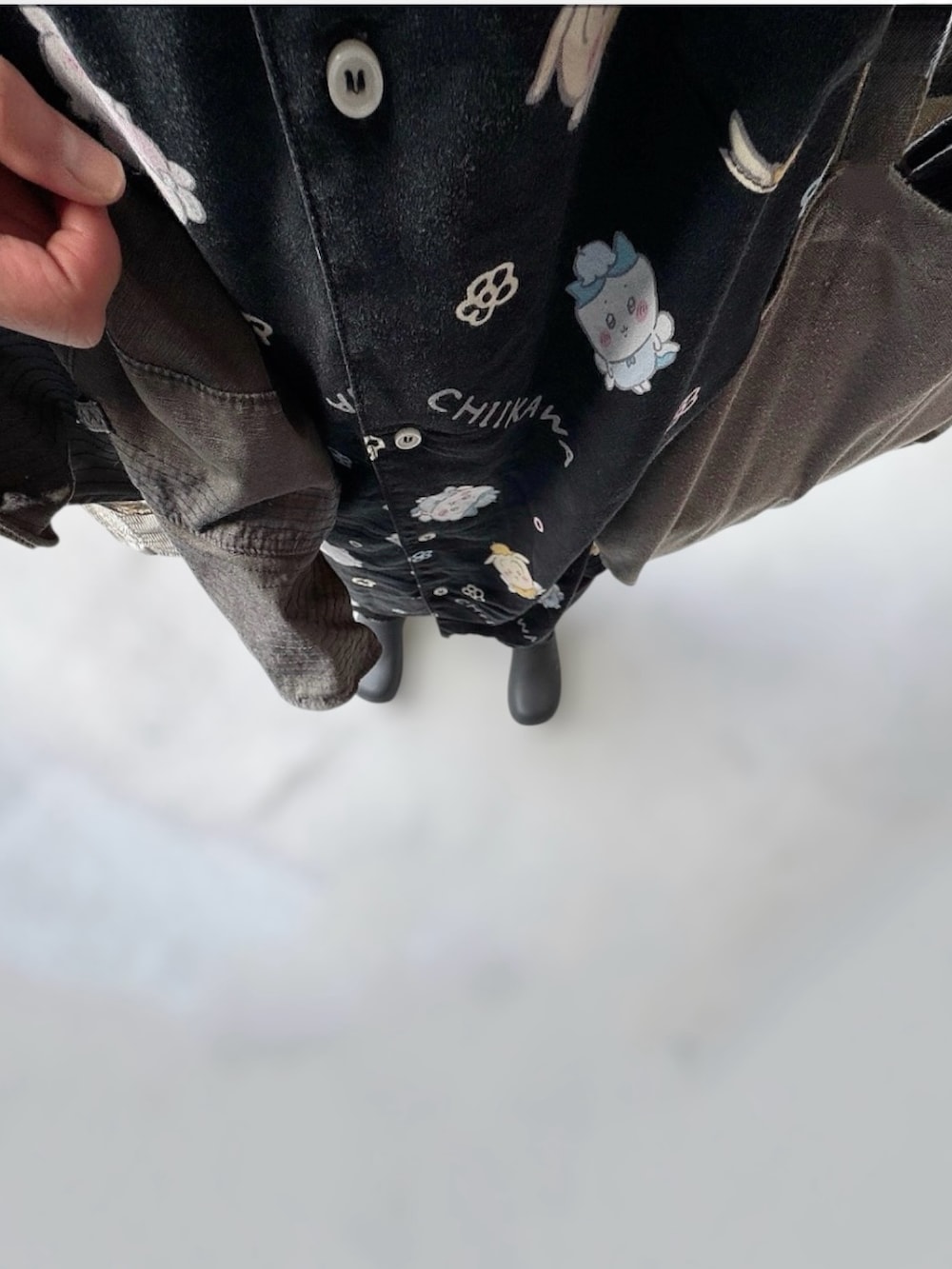 ブラック系のシューズ、ブラック系のパンツ、ブラック系のトップスを着用したレディースの秋コーディネートの2枚目の写真