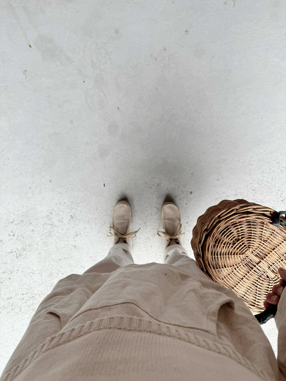 ベージュ系のシューズ、ホワイト系のパンツ、ベージュ系のバッグを着用したレディースの秋コーディネートの2枚目の写真