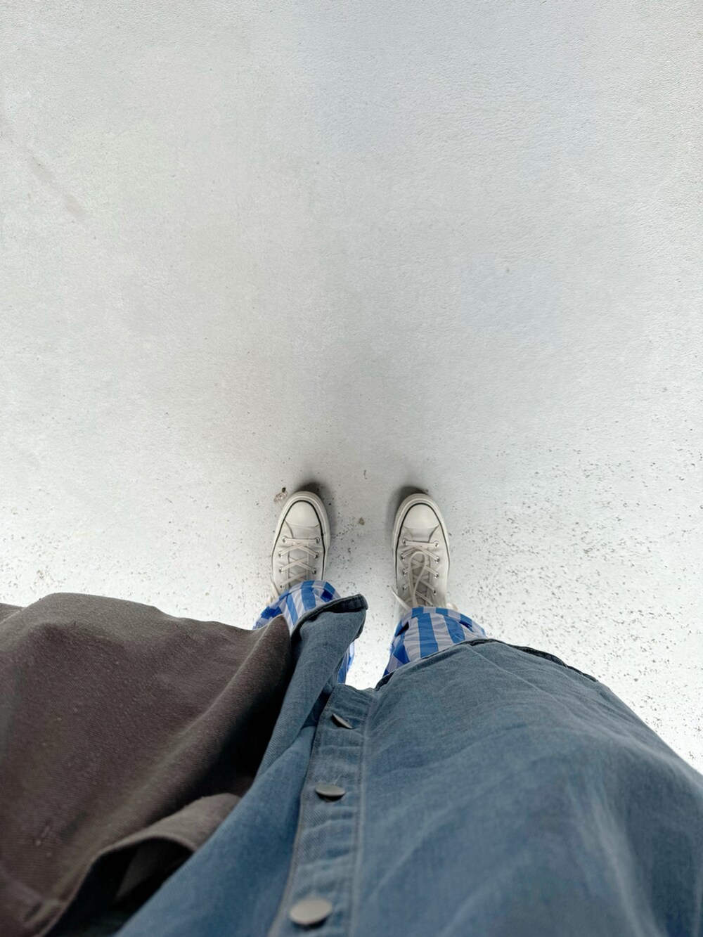 ブルー系のスニーカー、ブルー系のパンツ、グレー系のバッグを着用したレディースの春コーディネートの2枚目の写真