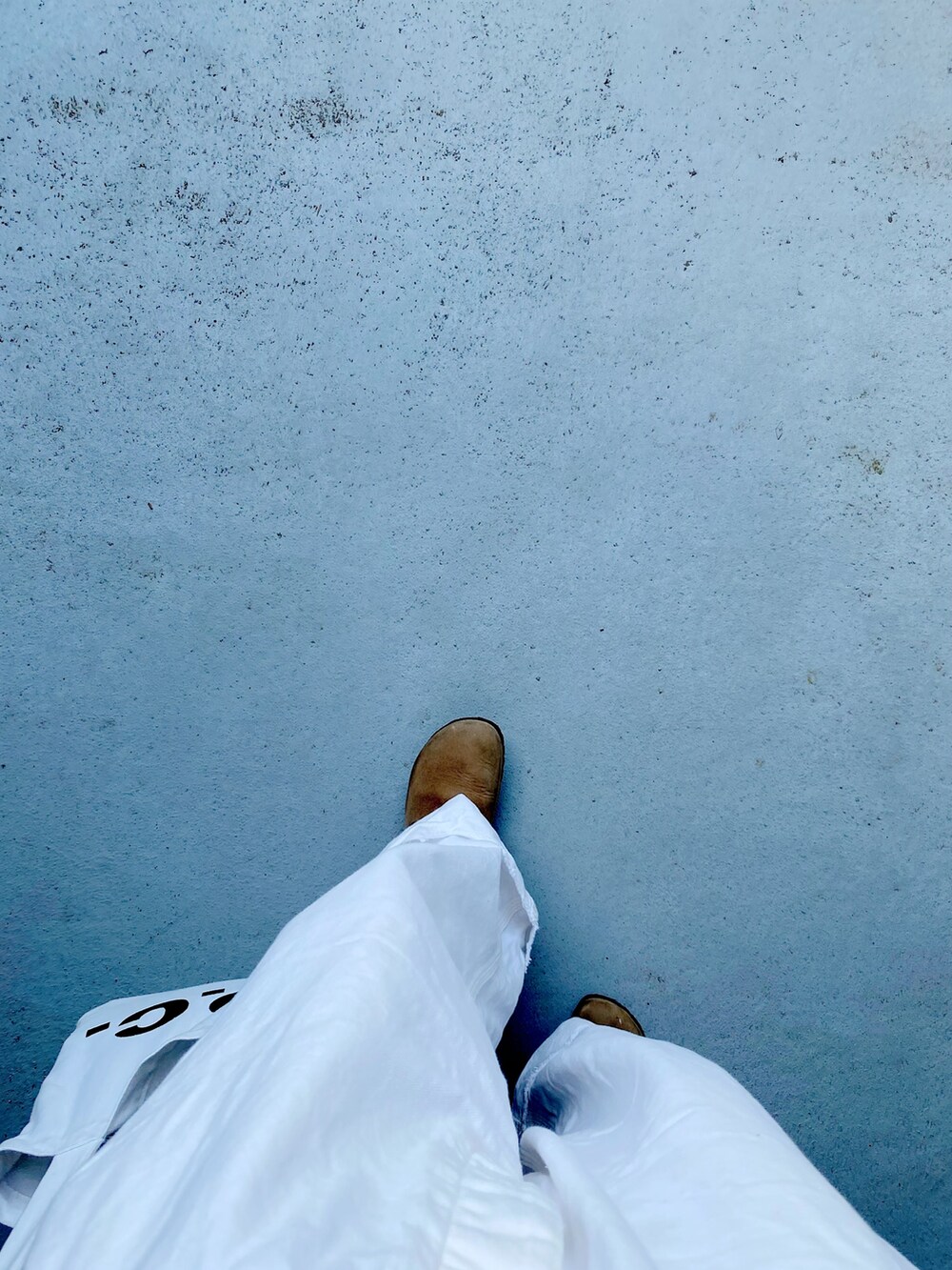 ホワイト系のバッグ、グリーン系のその他シューズ、ホワイト系のサロペット/オーバーオールを着用したレディースの春コーディネートの2枚目の写真