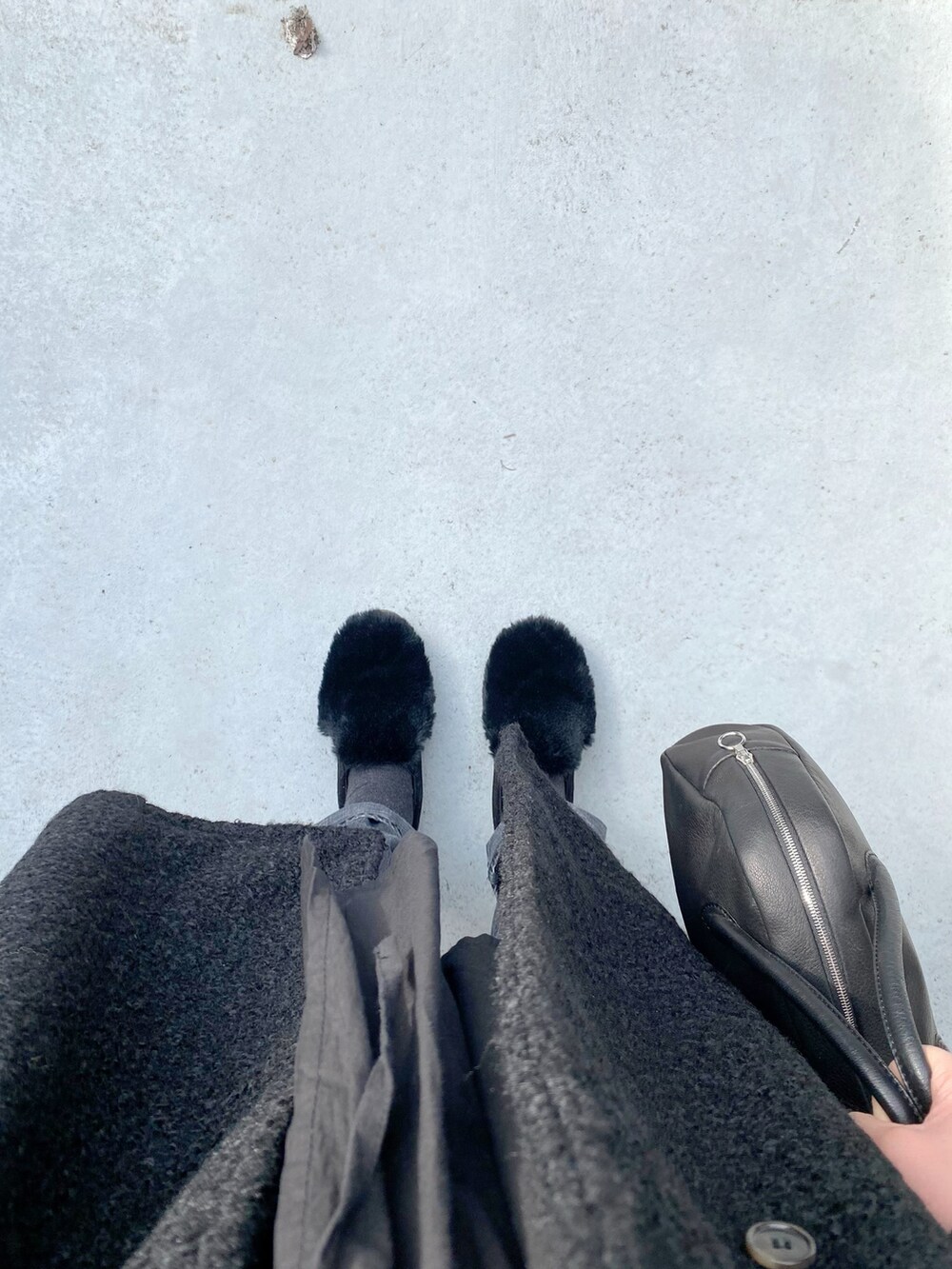 ブラック系のシューズ、ブラック系のパンツ、ブラック系のジャケット/アウターを着用したレディースの冬コーディネートの3枚目の写真