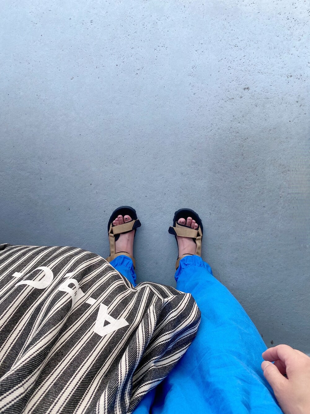 ベージュ系のシューズ、ブルー系のバッグ、ブルー系のその他パンツを着用したレディースの夏コーディネートの3枚目の写真