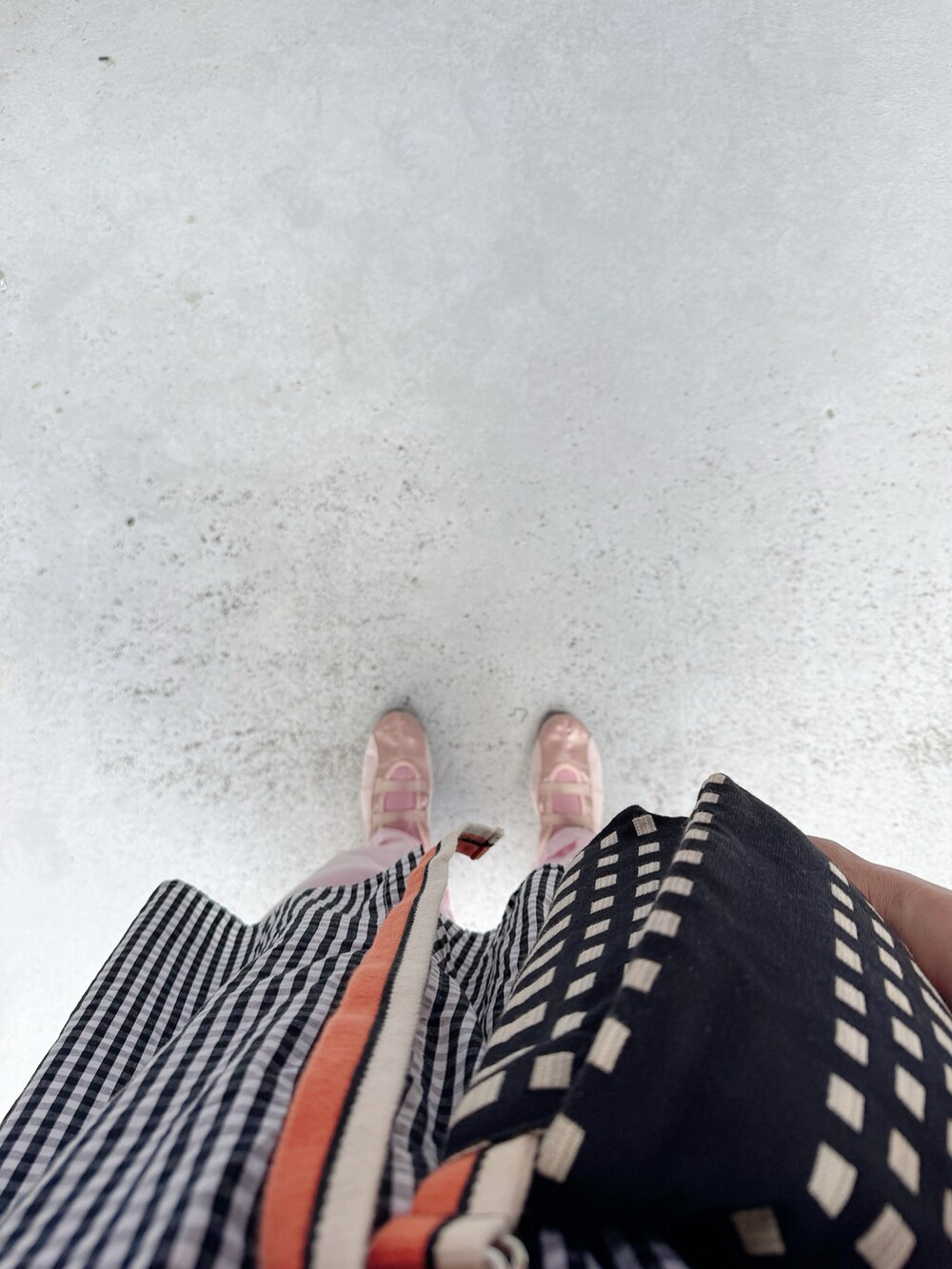 ピンク系のシューズ、ピンク系のその他パンツ、ブラック系のシャツ/ブラウスを着用したレディースの夏コーディネートの2枚目の写真