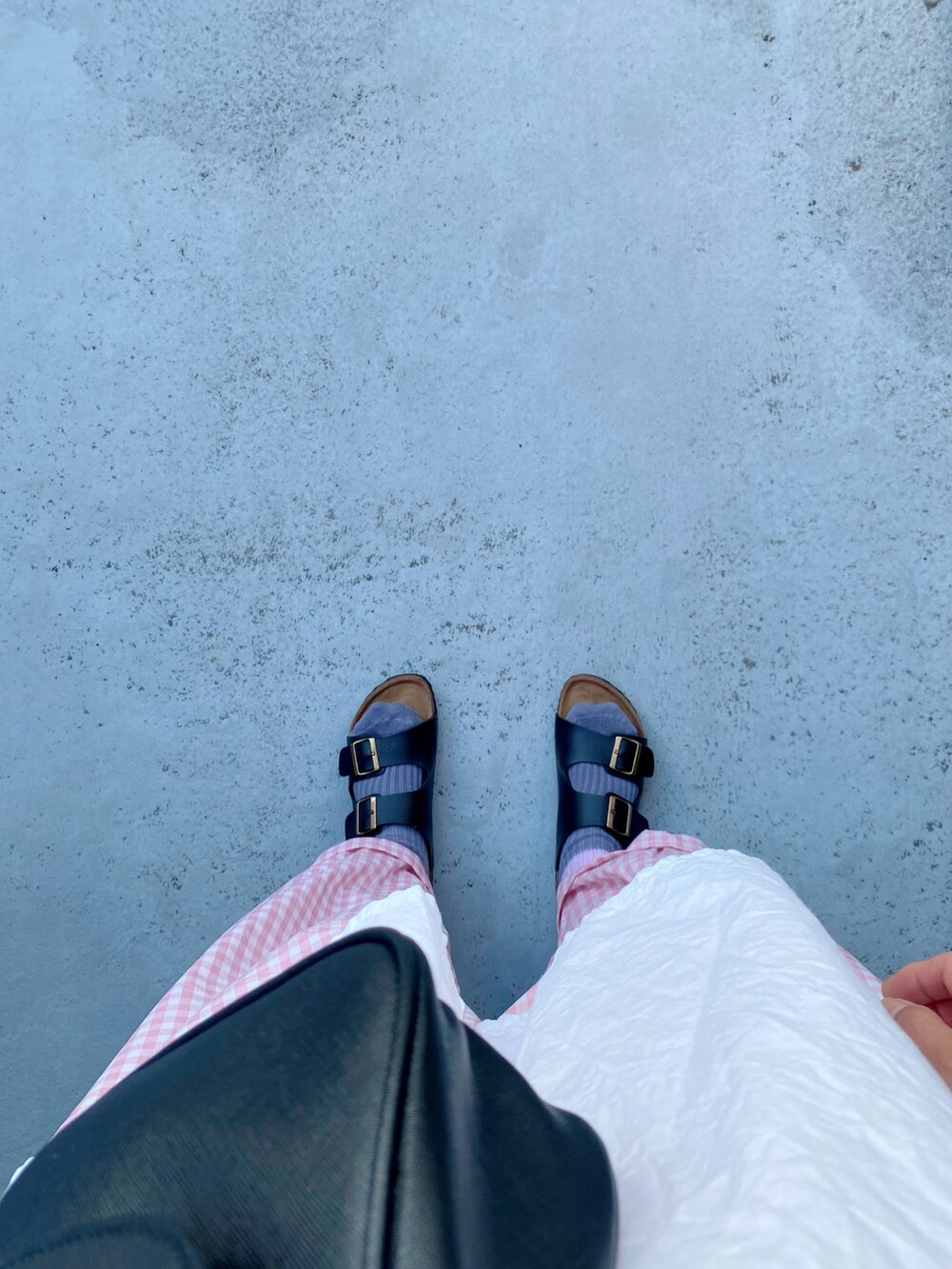 ブラック系のシューズ、ピンク系のパンツ、ホワイト系のトップスを着用したレディースの夏コーディネートの2枚目の写真