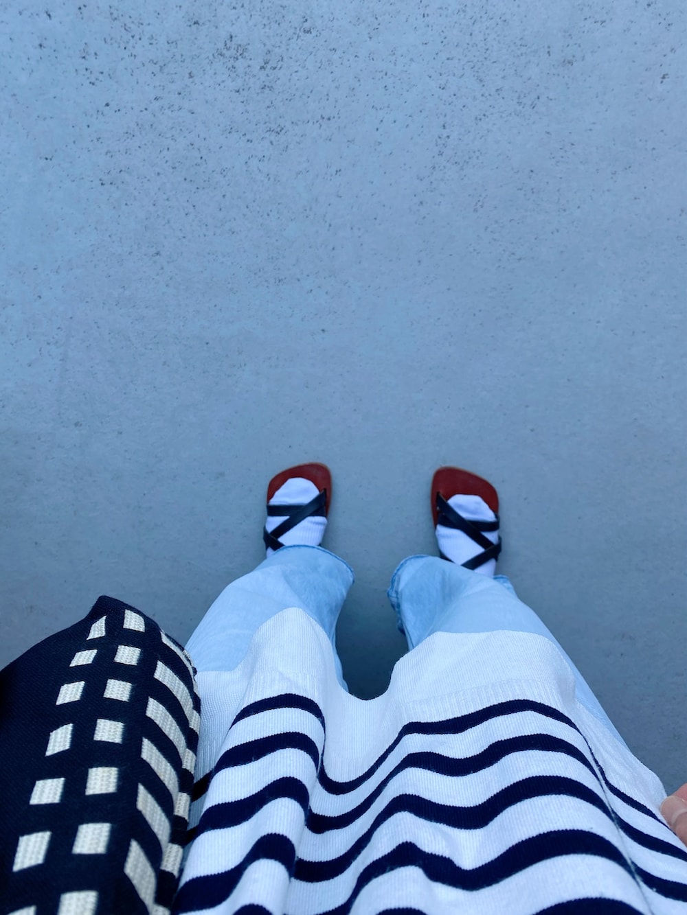 ブラック系のシューズ、ブルー系のパンツ、ブラック系のバッグを着用したレディースの春コーディネートの3枚目の写真