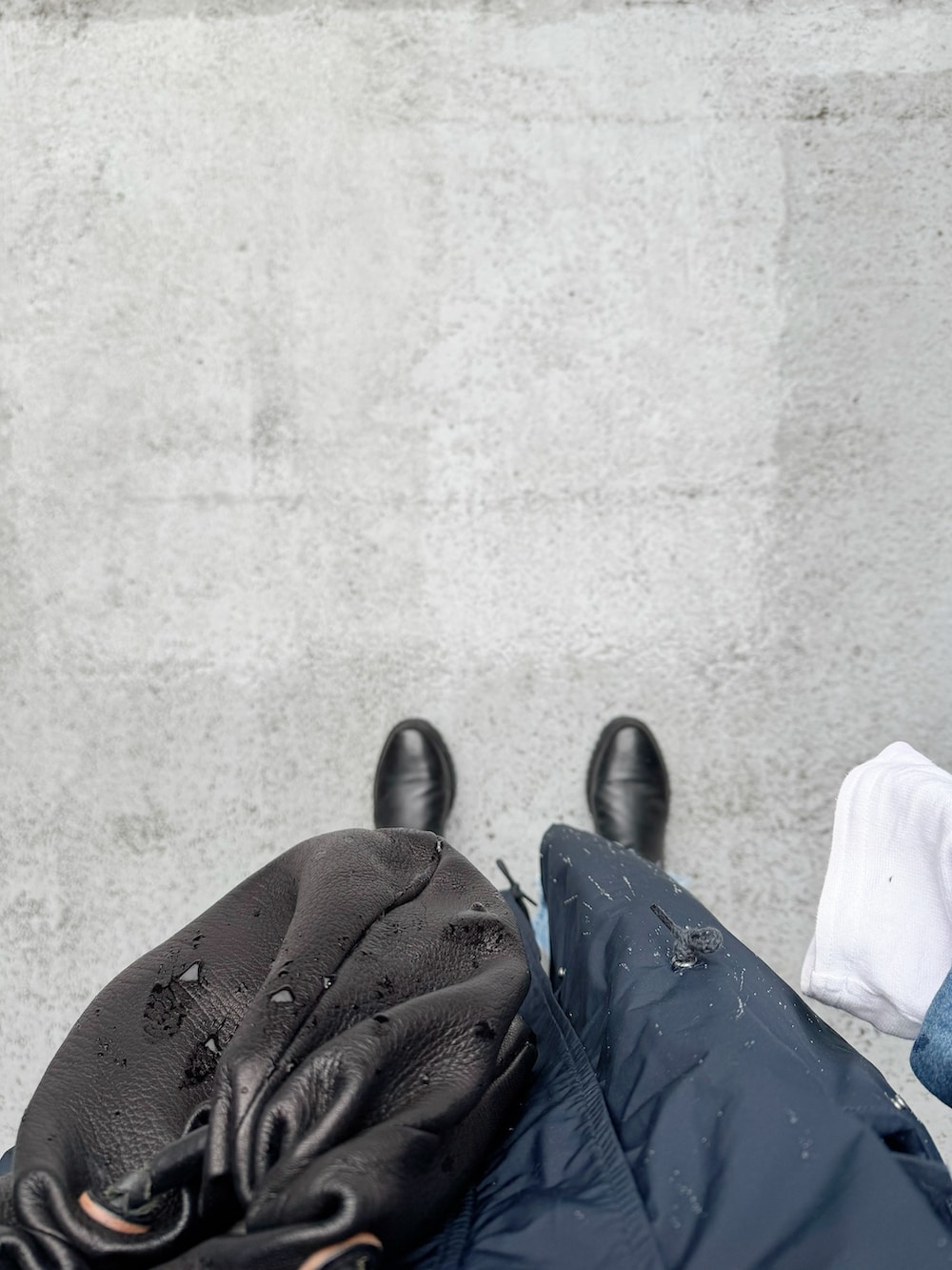 ブラック系のシューズ、ブルー系のパンツ、ブルー系のモッズコートを着用したレディースの春コーディネートの2枚目の写真