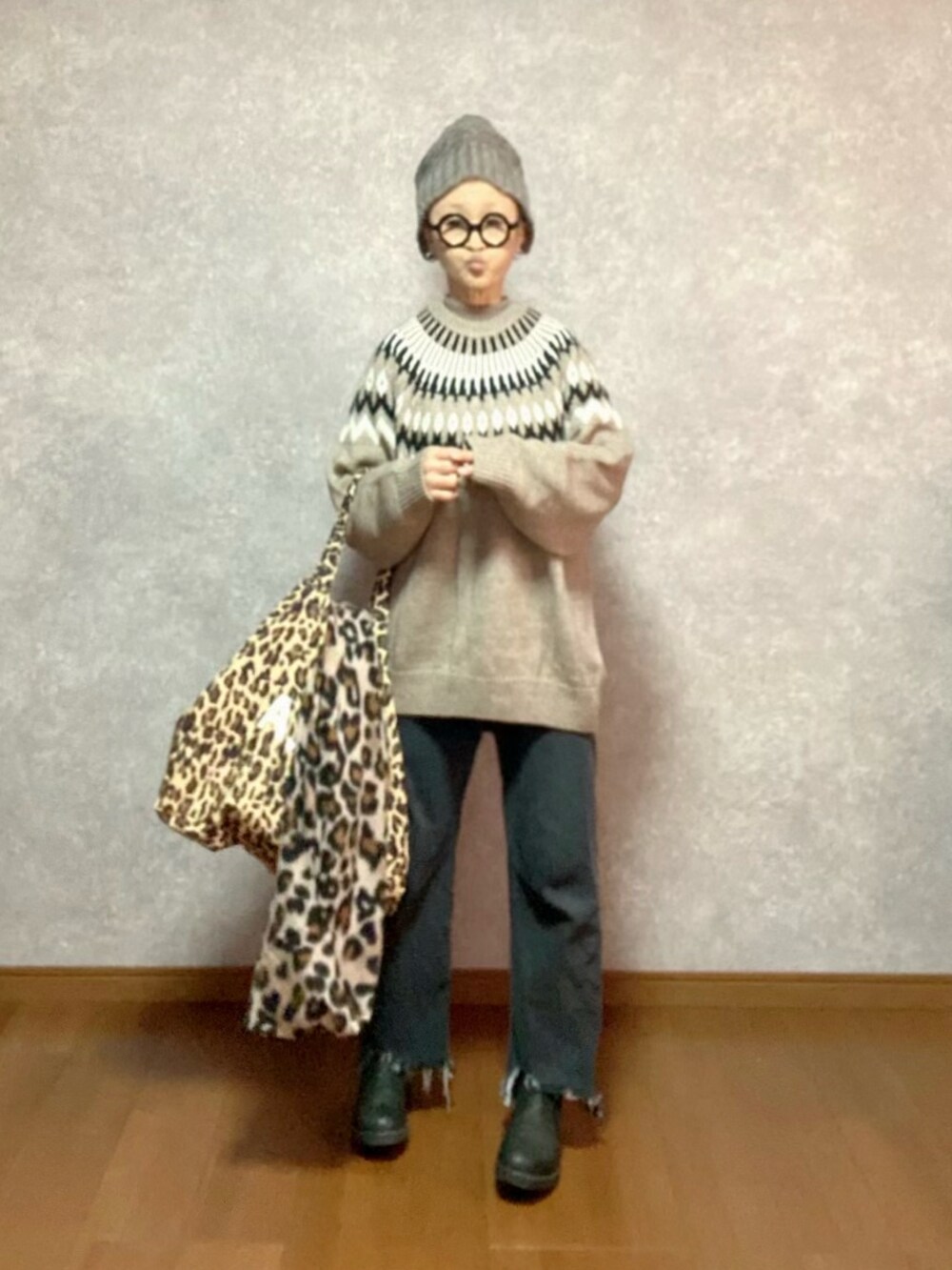 ブラック系のブーツ、その他のバッグ、ブラック系のパンツを着用したレディースの冬コーディネートの2枚目の写真