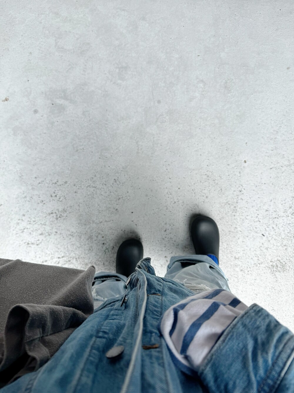 ブラック系のシューズ、ブルー系のパンツ、グレー系のバッグを着用したレディースの秋コーディネートの2枚目の写真