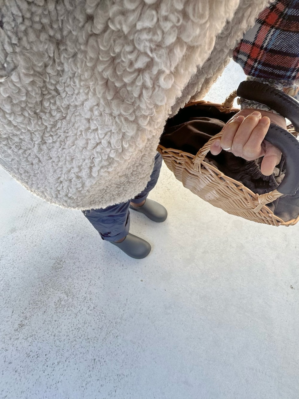 ホワイト系のトップス、ブルー系のトップス、グリーン系のトップスを着用したレディースの冬コーディネートの2枚目の写真