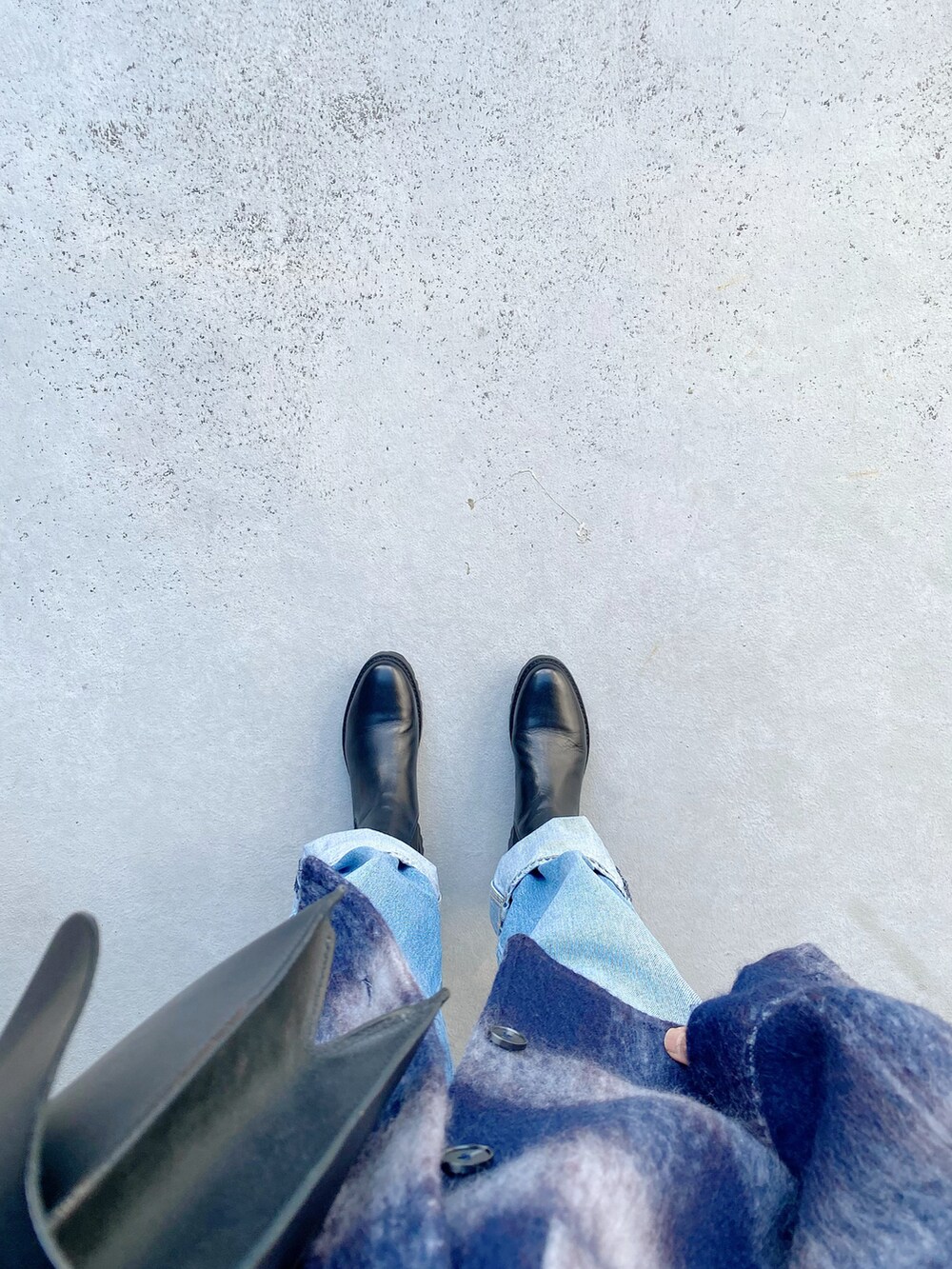 ブラック系のシューズ、ブルー系のパンツ、グレー系のトップスを着用したレディースの冬コーディネートの3枚目の写真