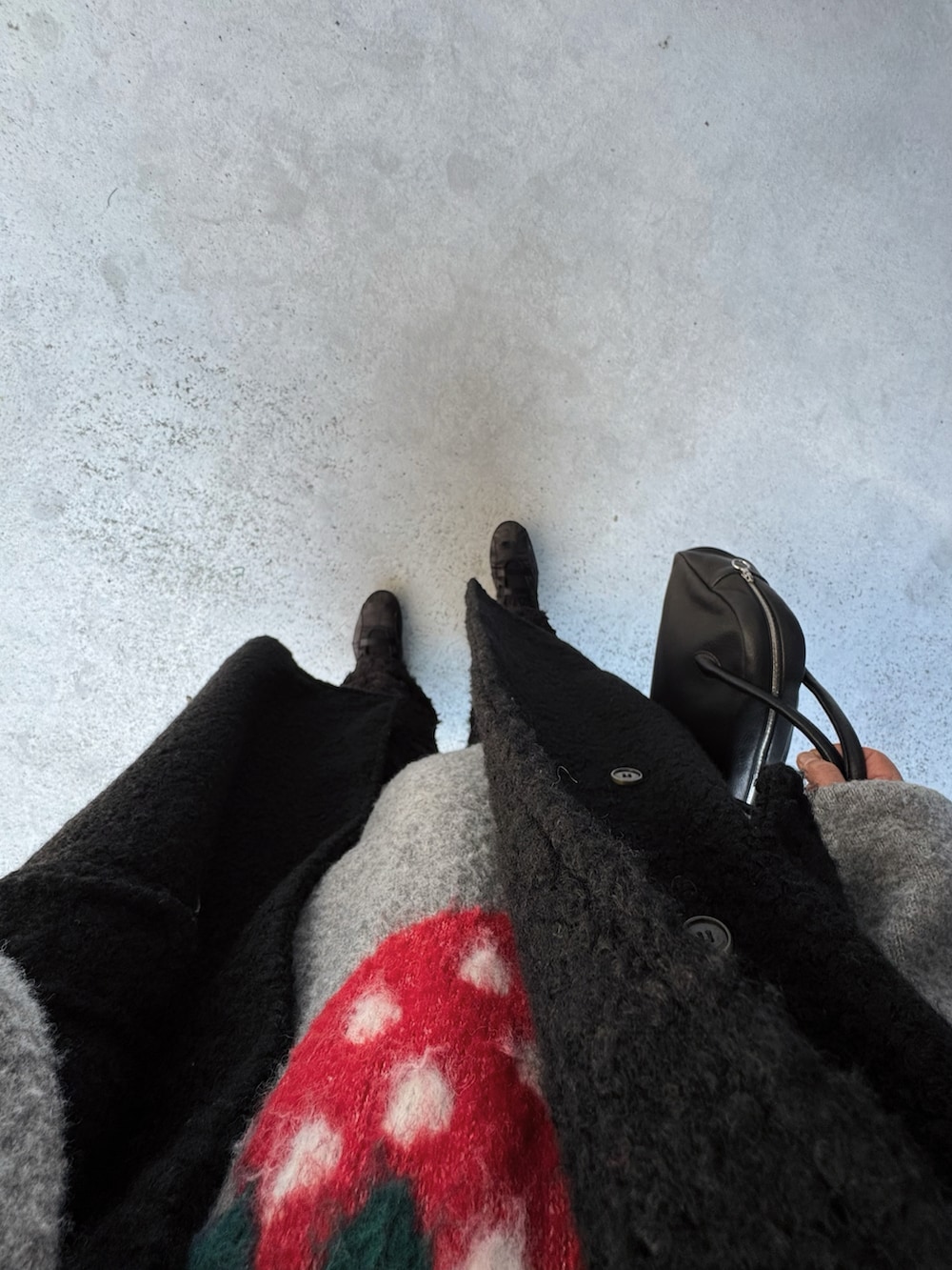 ブラック系のシューズ、ブラック系のパンツ、ブラック系のボストンバッグを着用したレディースの冬コーディネートの2枚目の写真