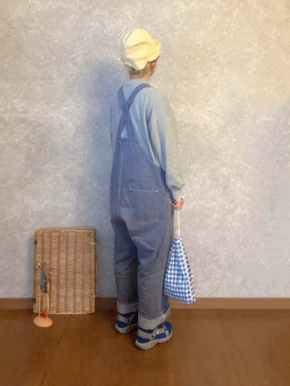 グレー系のシューズ、ブルー系のオールインワン・サロペット、ブルー系のバッグを着用したレディースの春コーディネートの2枚目の写真