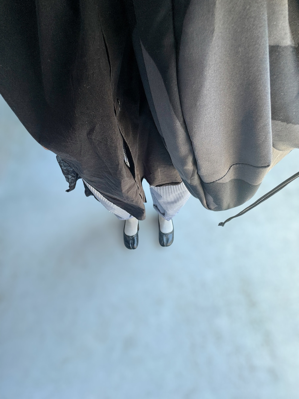 ブラック系のシューズ、ブラック系のパンツ、ブラック系のバッグを着用したレディースの春コーディネートの2枚目の写真