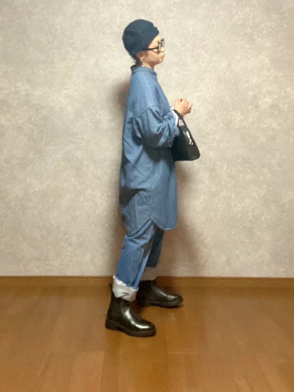 ブラック系のシューズ、ブルー系のその他パンツ、ブラック系のボストンバッグを着用したレディースの春コーディネートの2枚目の写真