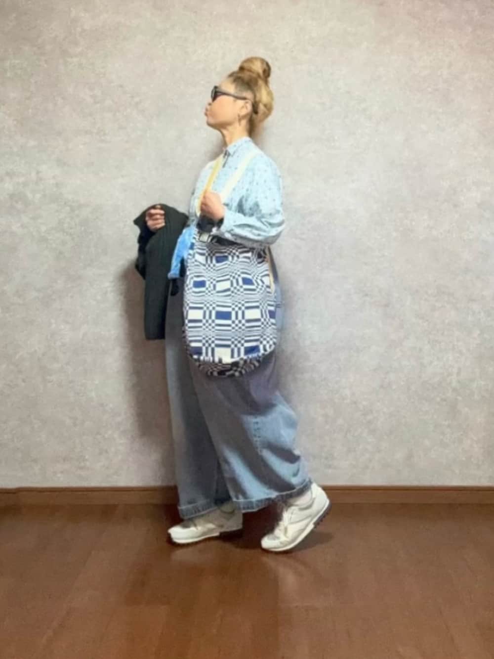 ホワイト系のシューズ、ブルー系のパンツ、ブルー系のバッグを着用したレディースの春コーディネートの2枚目の写真