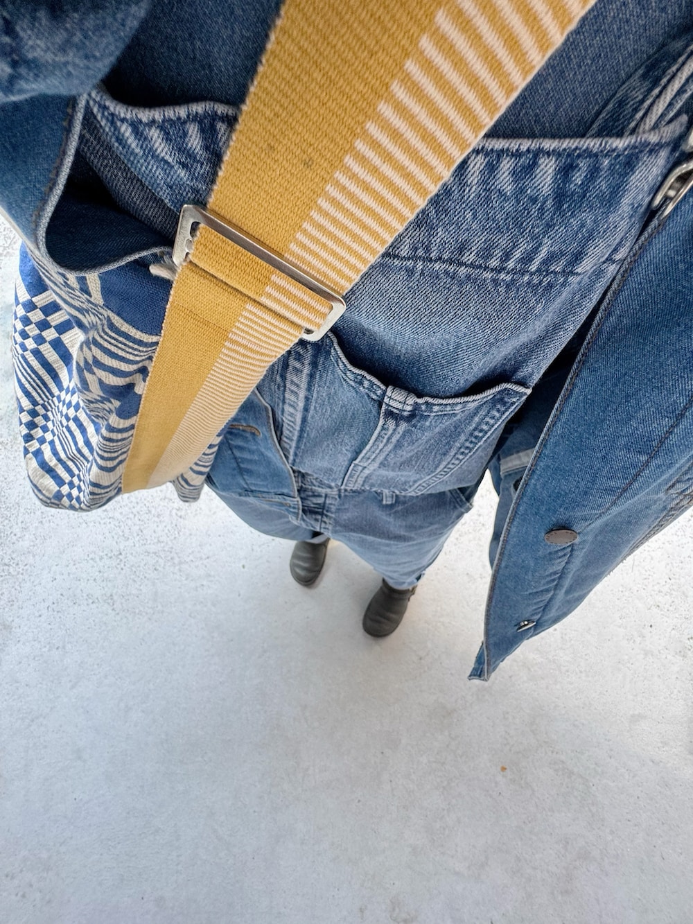 ブラウン系のシューズ、ブルー系のオールインワン・サロペット、ブルー系のバッグを着用したレディースの春コーディネートの3枚目の写真