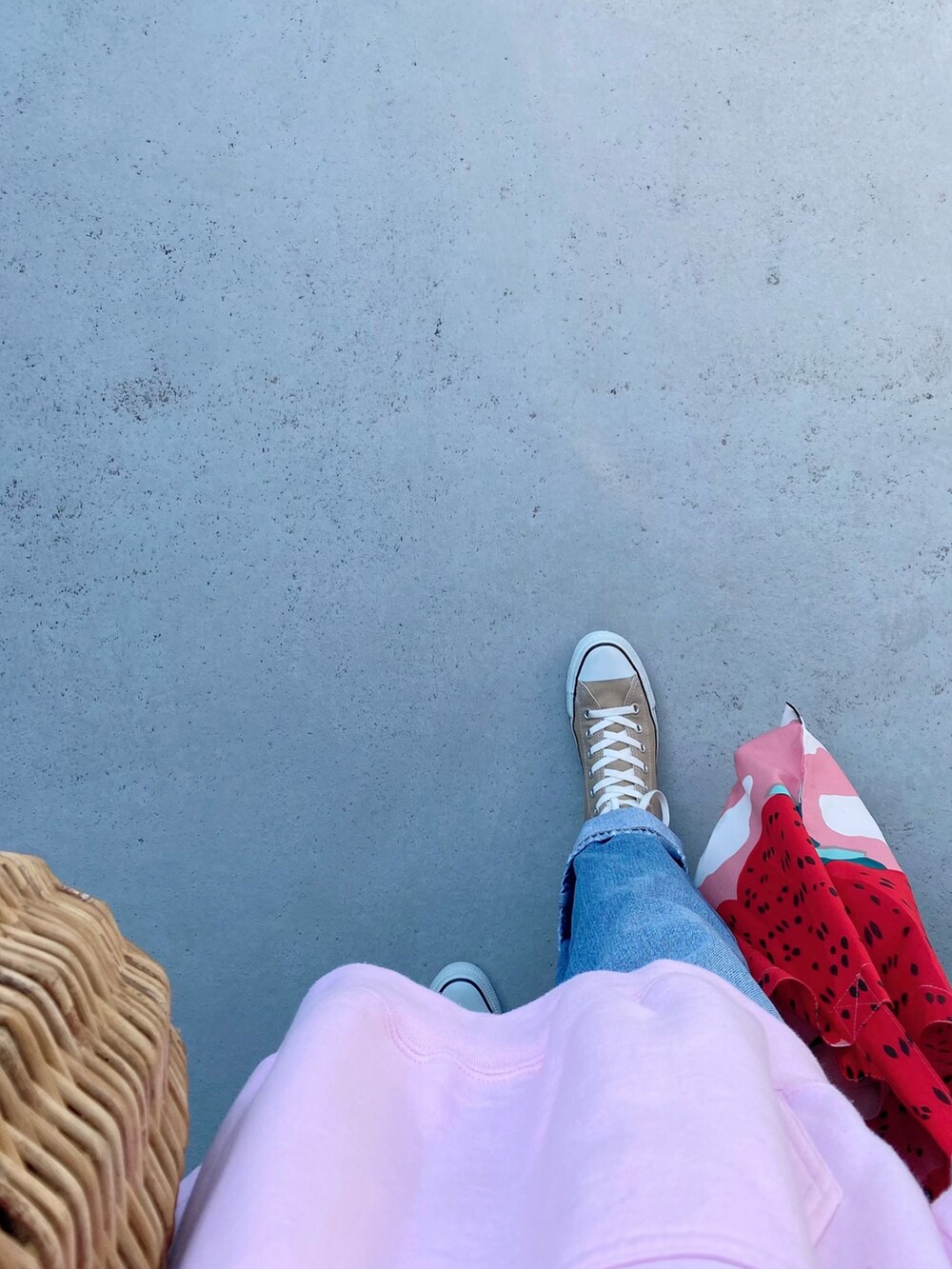 ベージュ系のスニーカー、ブルー系のパンツ、ピンク系のバッグを着用したレディースの春コーディネートの2枚目の写真