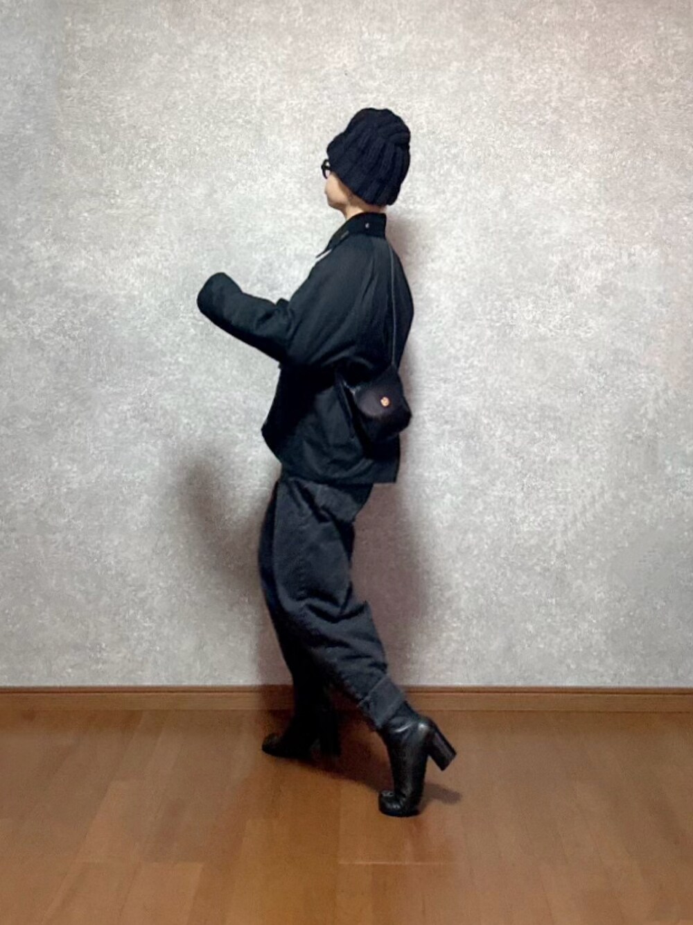 ブラック系のシューズ、ブラック系のパンツ、グレー系のトップスを着用したレディースの冬コーディネートの2枚目の写真