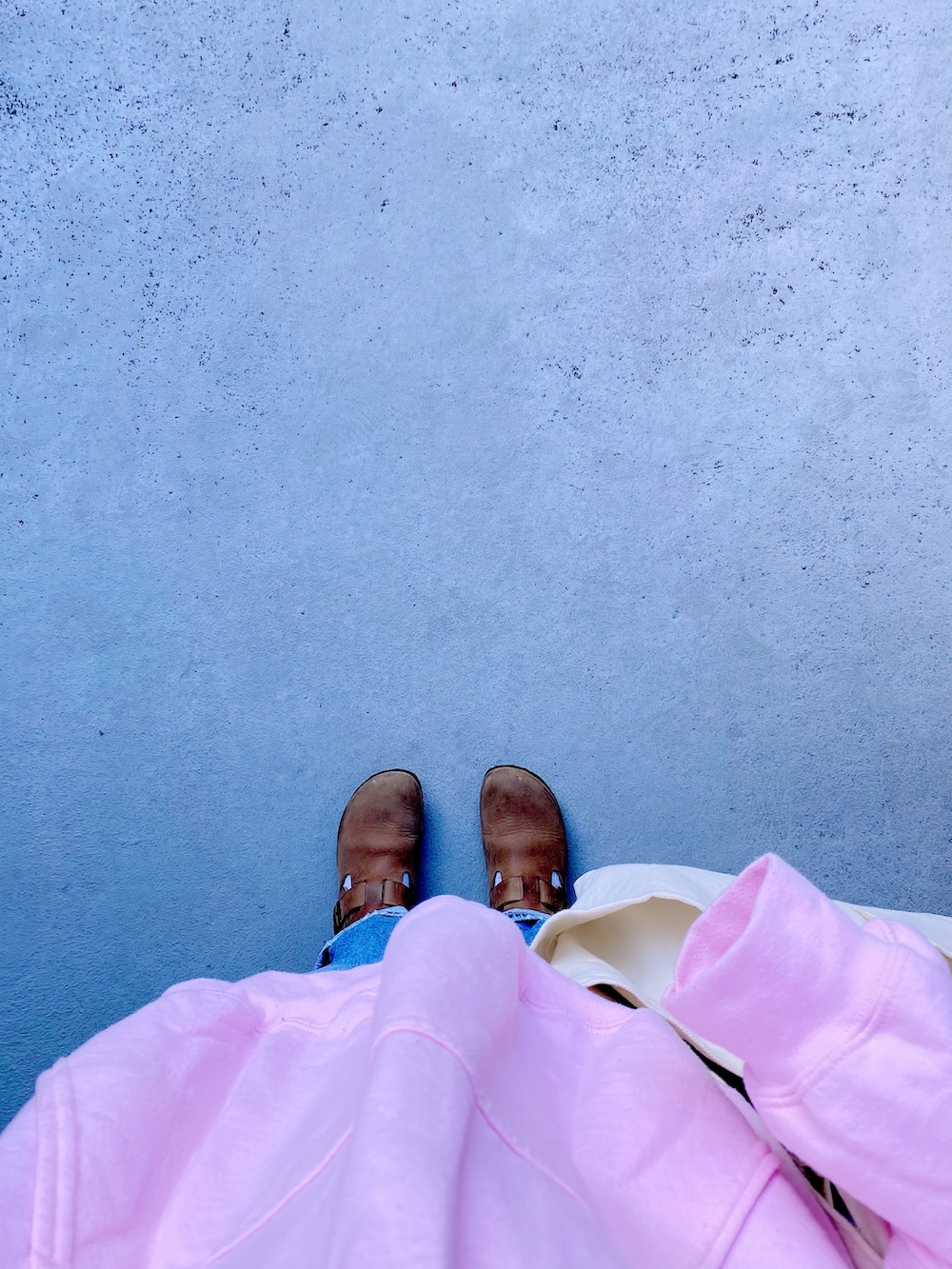 ベージュ系のスリッポン、ブルー系のパンツ、ホワイト系のバッグを着用したレディースの秋コーディネートの2枚目の写真