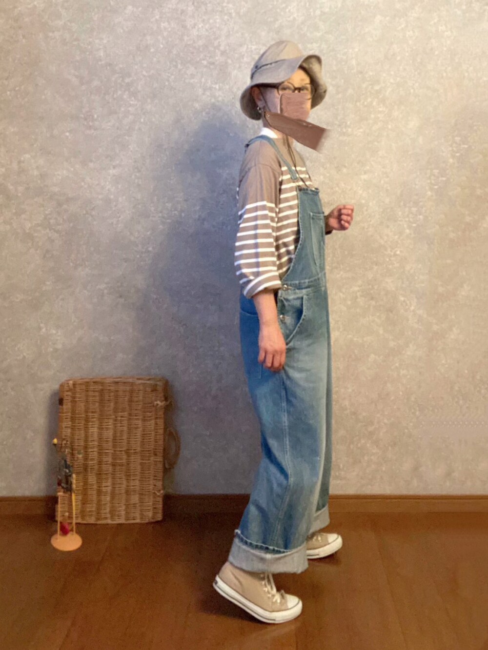 ベージュ系のスニーカー、ブルー系のオールインワン・サロペット、ベージュ系のトップスを着用したレディースの夏コーディネートの2枚目の写真