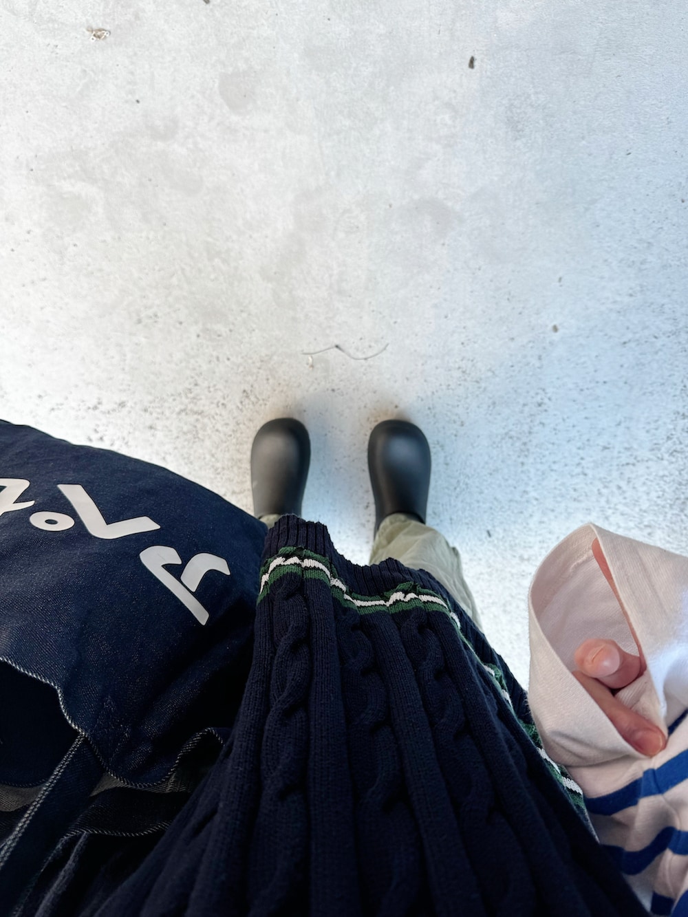 ブラック系のシューズ、グリーン系のパンツ、ブルー系のバッグを着用したレディースの秋コーディネートの2枚目の写真