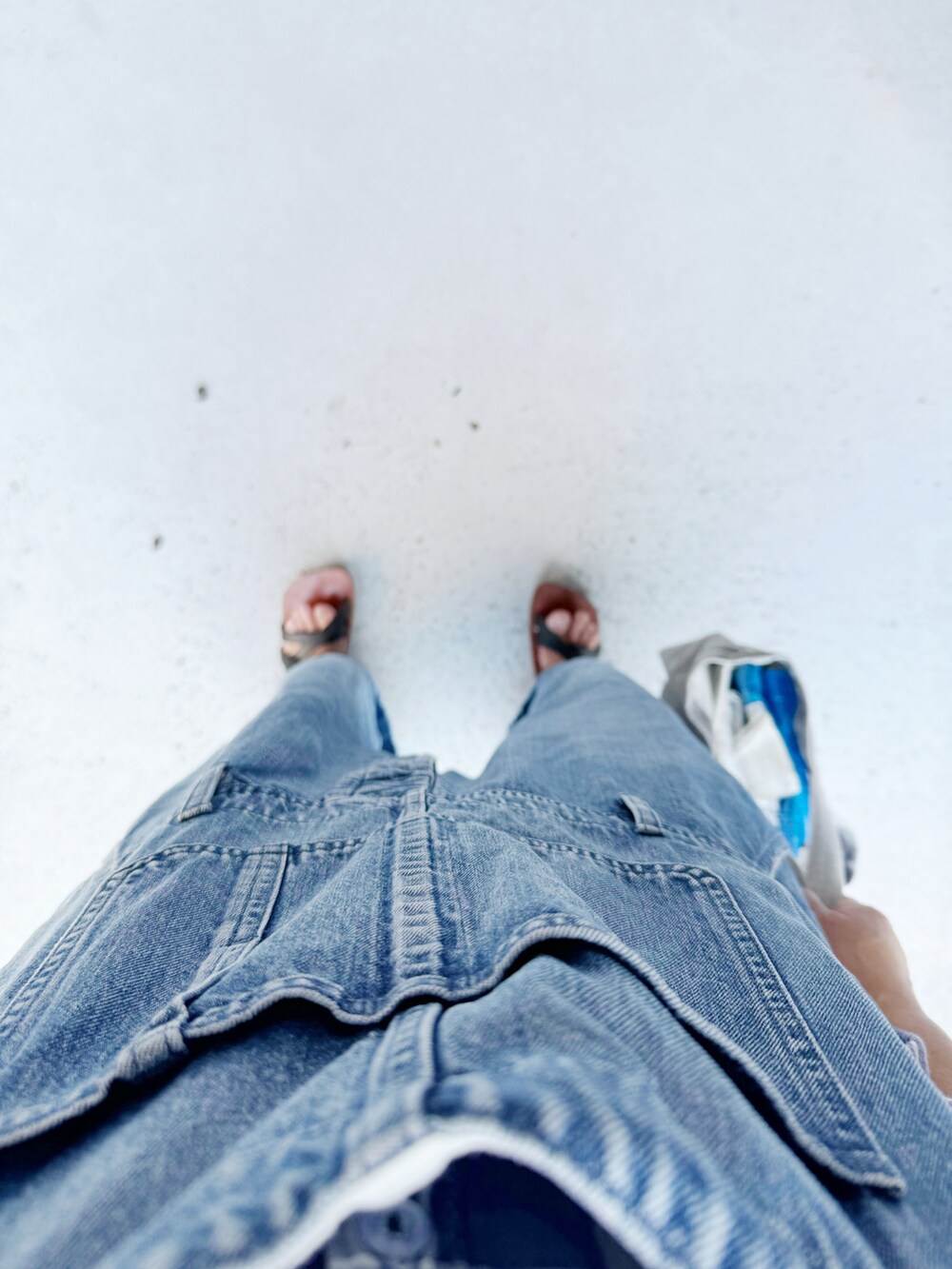 ブラック系のシューズ、ブルー系のサロペット/オーバーオール、グレー系のバッグを着用したレディースの秋コーディネートの2枚目の写真