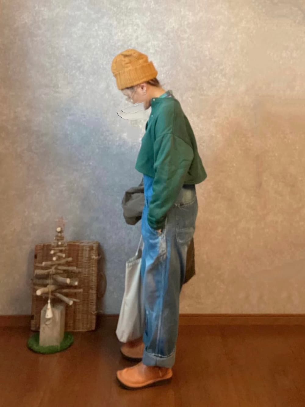 ベージュ系のシューズ、ブルー系のオールインワン・サロペット、ホワイト系のバッグを着用したレディースの冬コーディネートの2枚目の写真