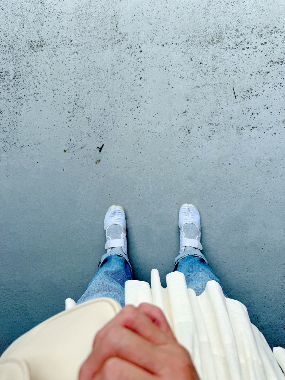 ホワイト系のシューズ、ブルー系のパンツ、ホワイト系のトップスを着用したレディースの夏コーディネートの2枚目の写真