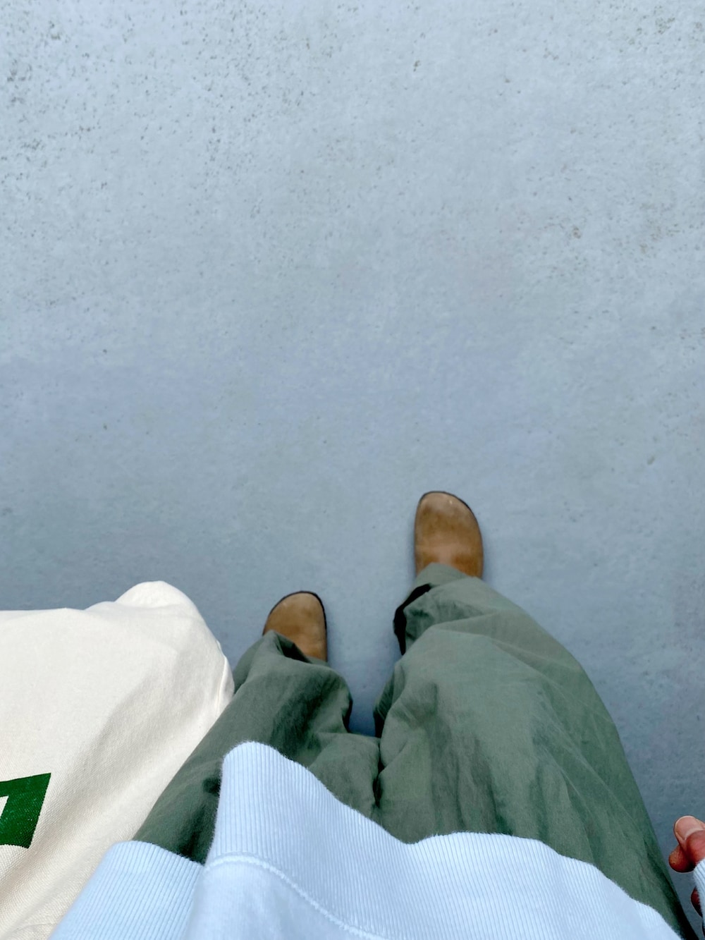 グリーン系のその他シューズ、グリーン系のその他パンツ、ブルー系のトップスを着用したレディースの春コーディネートの2枚目の写真