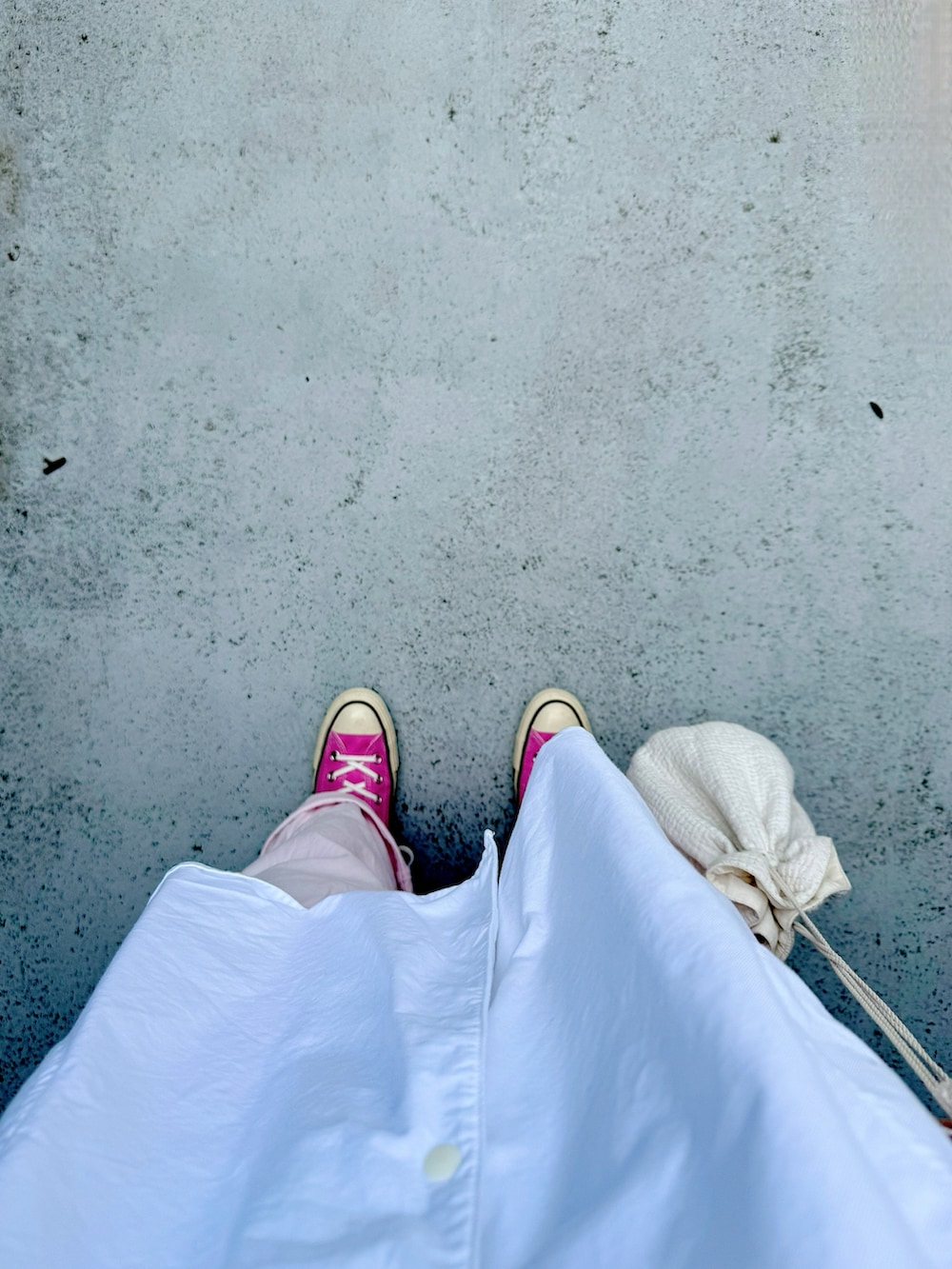 ピンク系のスニーカー、ピンク系のその他パンツ、ホワイト系のバッグを着用したレディースの夏コーディネートの2枚目の写真