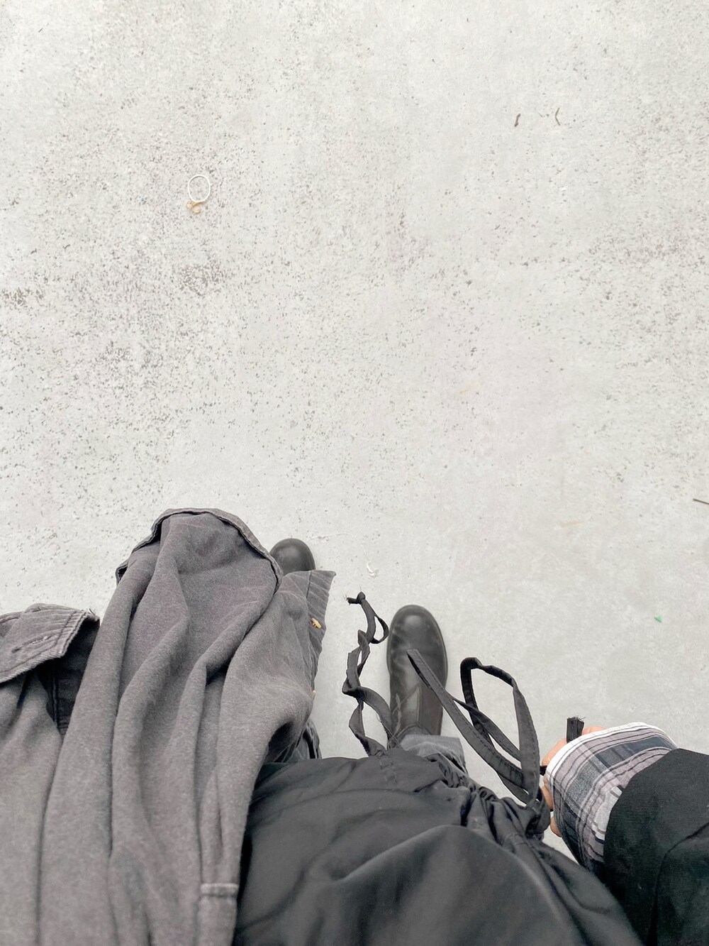 ブラック系のブーツ、ブラック系のワンピース/ドレス、ブラック系のパンツを着用したレディースの冬コーディネートの3枚目の写真