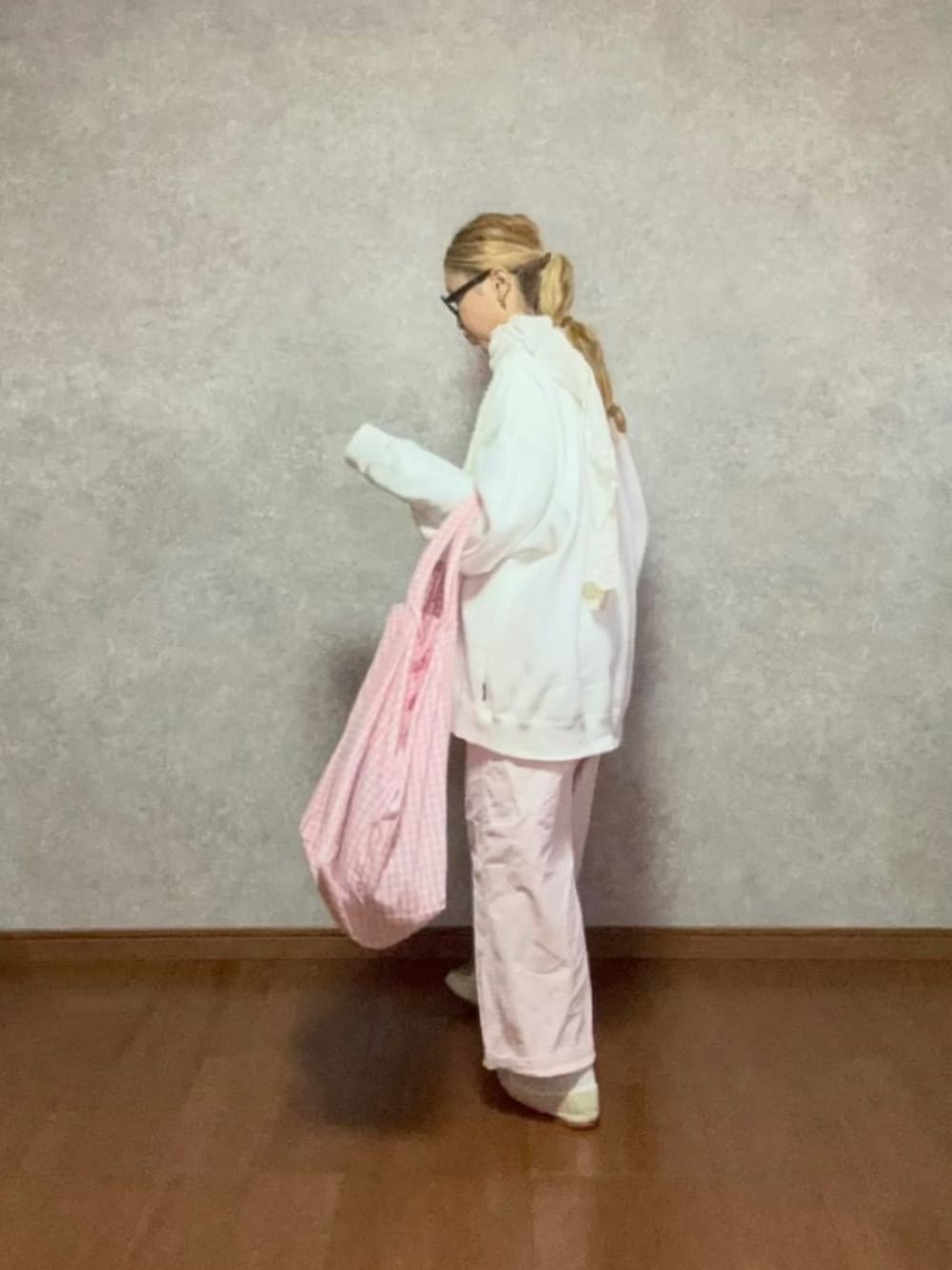 ホワイト系のバレエシューズ、ピンク系のバッグ、ピンク系のその他パンツを着用したレディースの春コーディネートの2枚目の写真