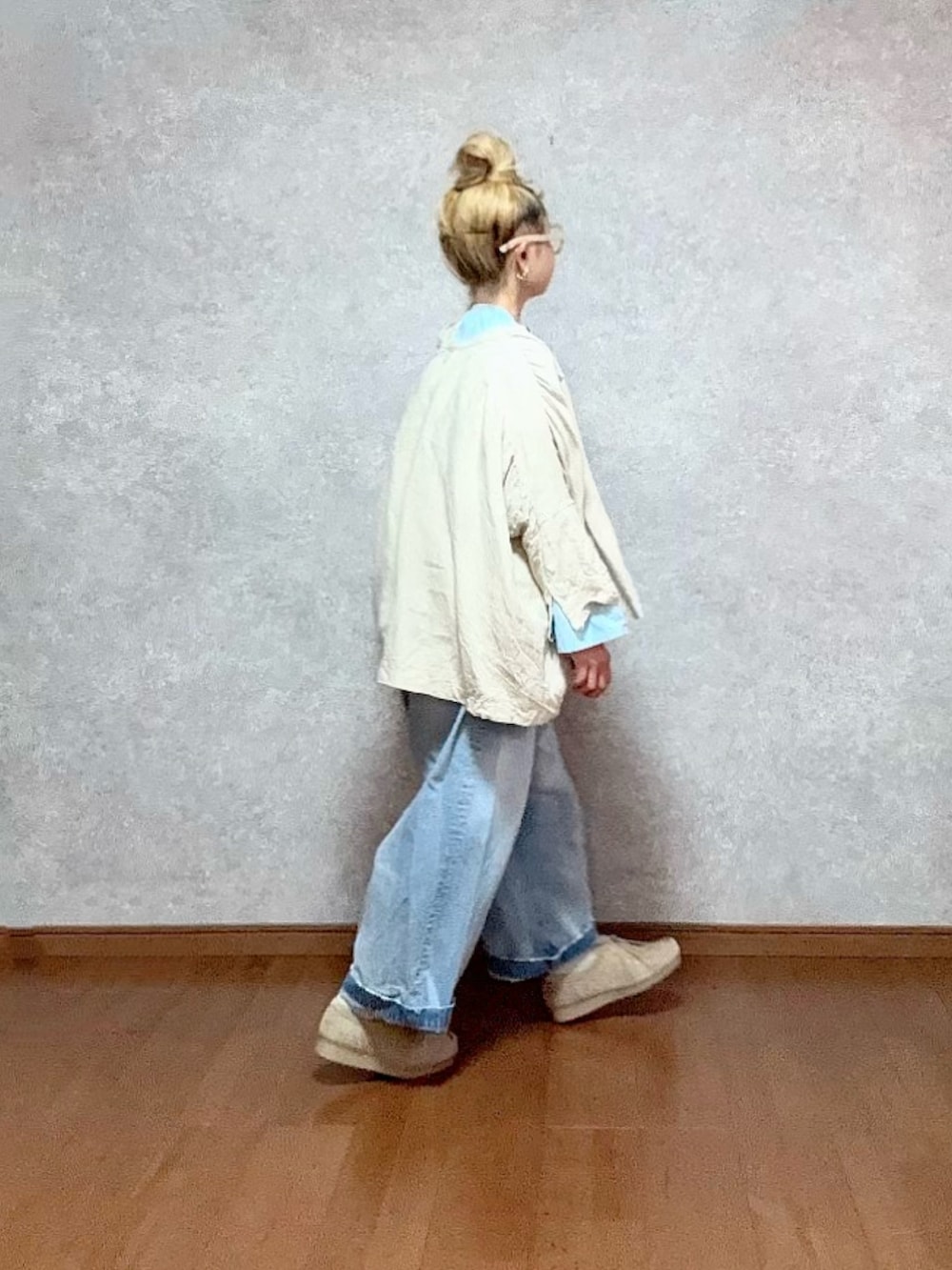 ベージュ系のシューズ、ブルー系のデニムパンツ、ブルー系のバッグを着用したレディースの春コーディネートの2枚目の写真