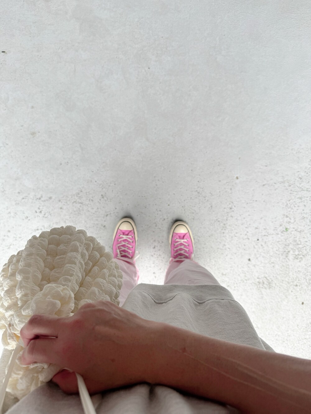 ピンク系のスニーカー、ピンク系のその他パンツ、ホワイト系のバッグを着用したレディースの夏コーディネートの2枚目の写真