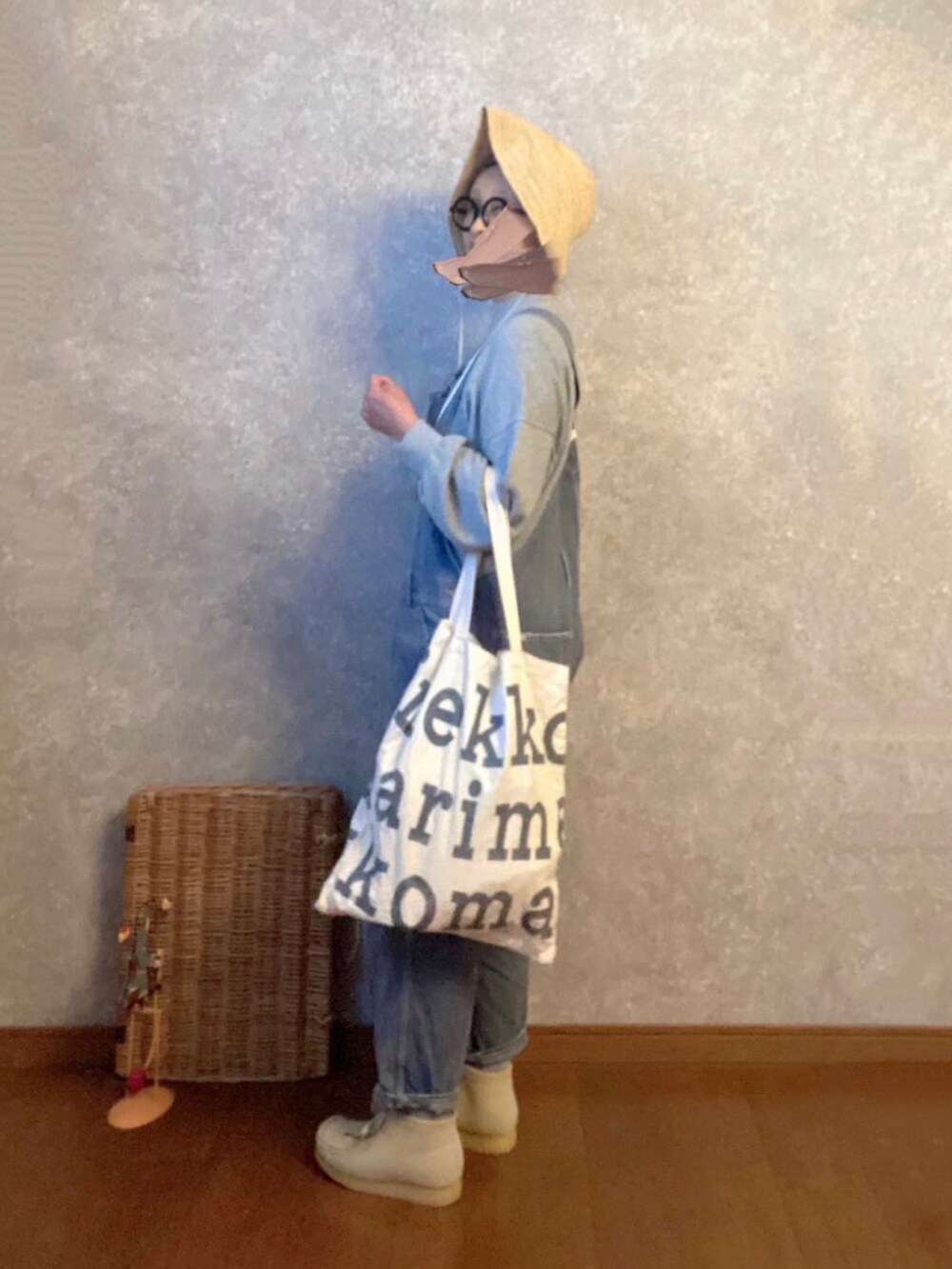 ベージュ系のシューズ、ブルー系のオールインワン・サロペット、グレー系のトップスを着用したレディースの春コーディネートの2枚目の写真