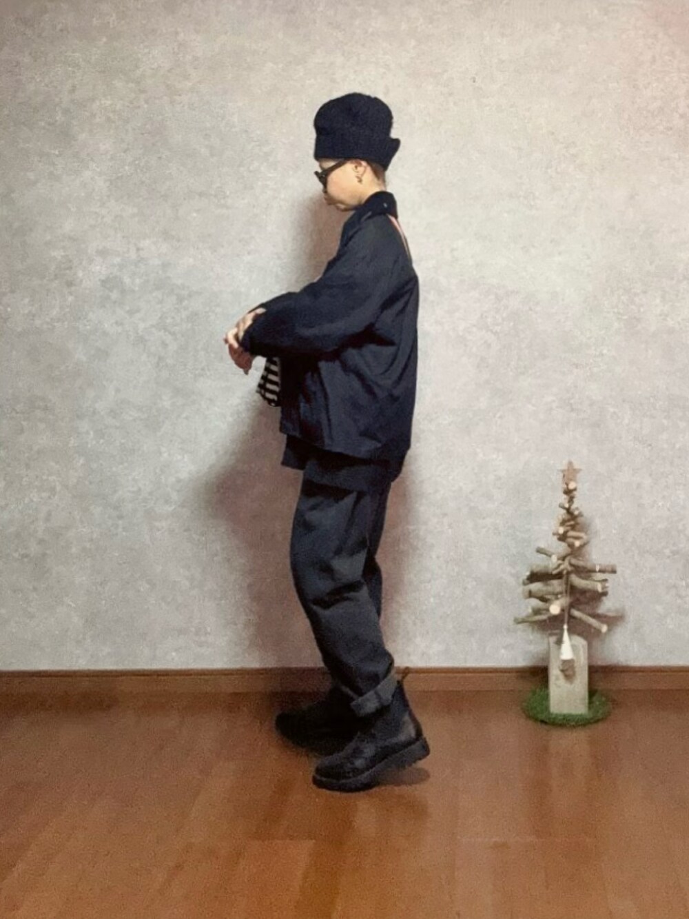 ブラック系のシューズ、グレー系のパンツ、ブラック系のバッグを着用したレディースの冬コーディネートの2枚目の写真