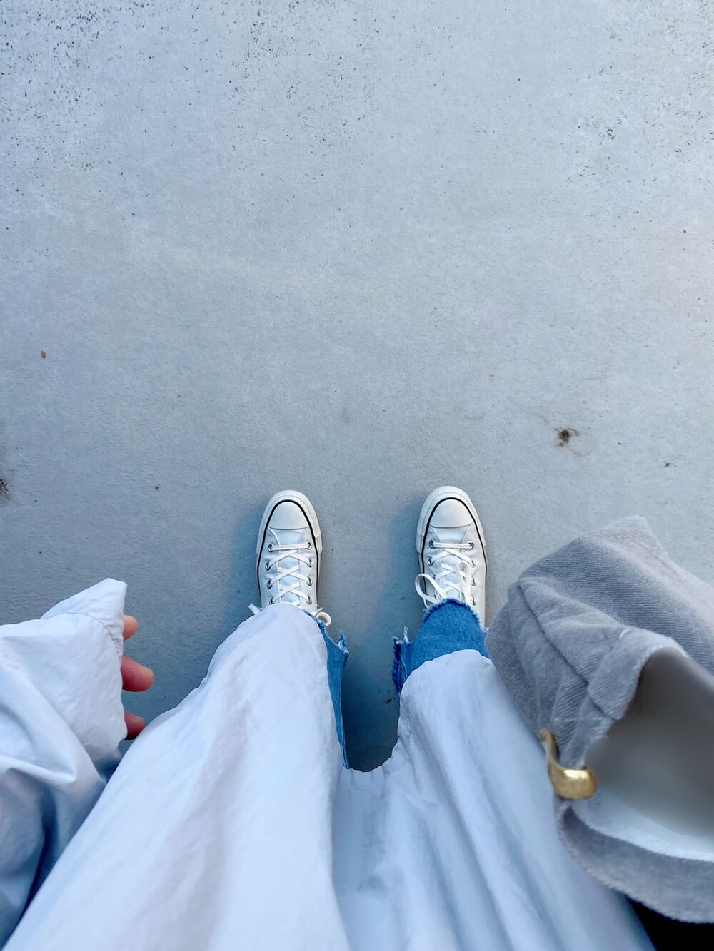 ブルー系のスニーカー、ブルー系のパンツ、グレー系のバッグを着用したレディースの春コーディネートの2枚目の写真