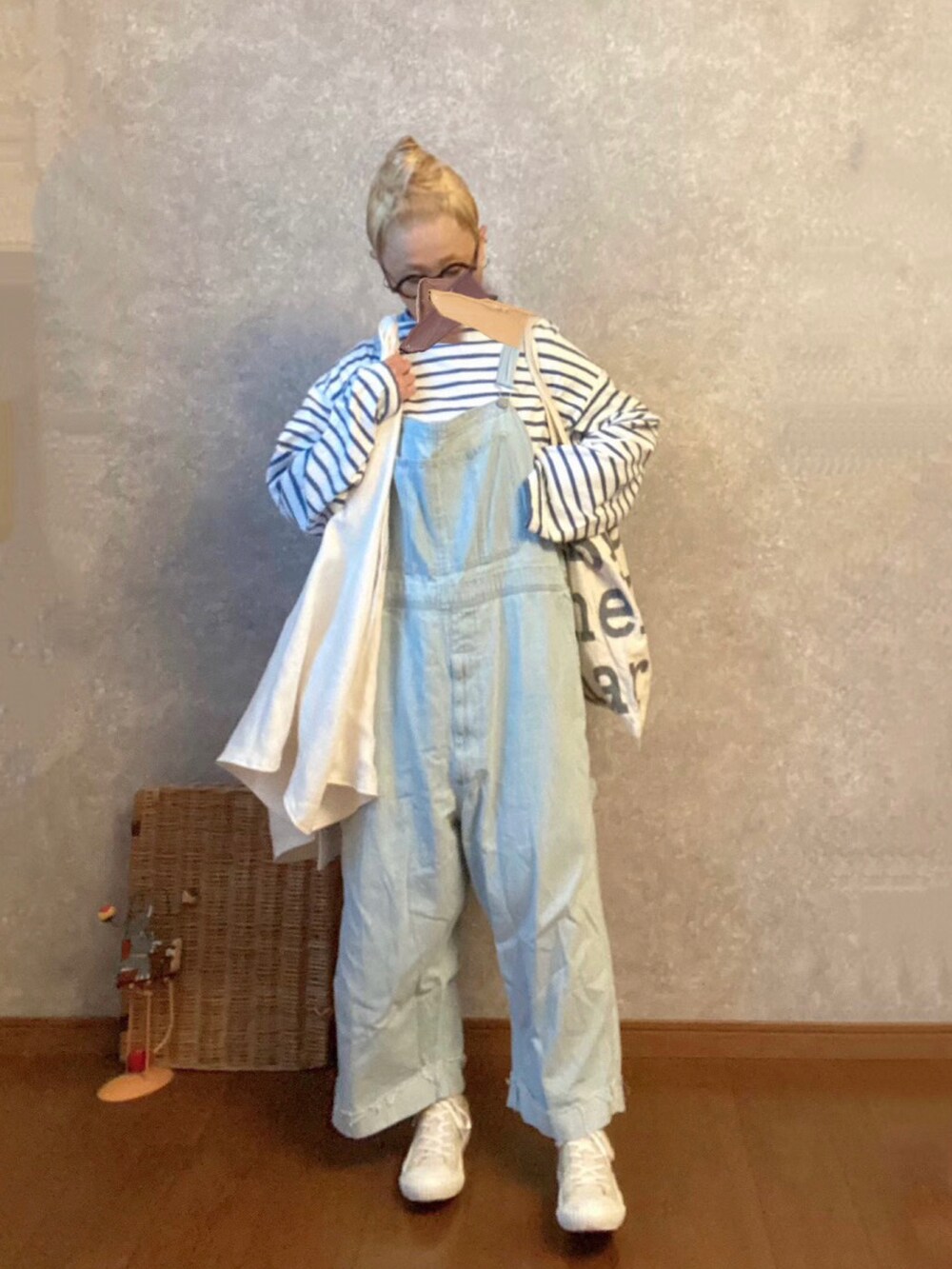 ベージュ系のシューズ、ブルー系のオールインワン・サロペット、ホワイト系のトップスを着用したレディースの春コーディネートの2枚目の写真